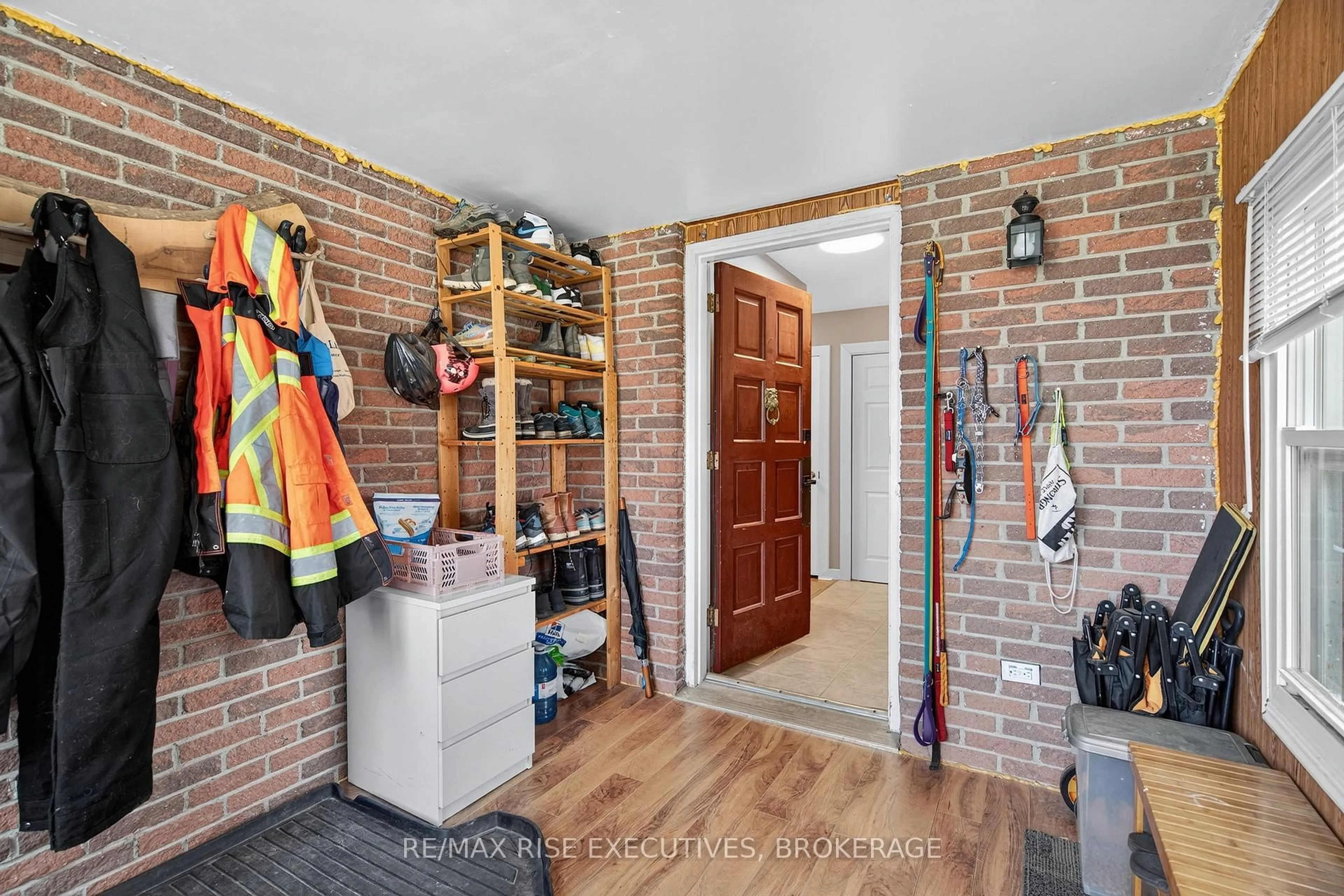 Indoor entryway for 928 Hudson Dr, Kingston Ontario K7M 5K6