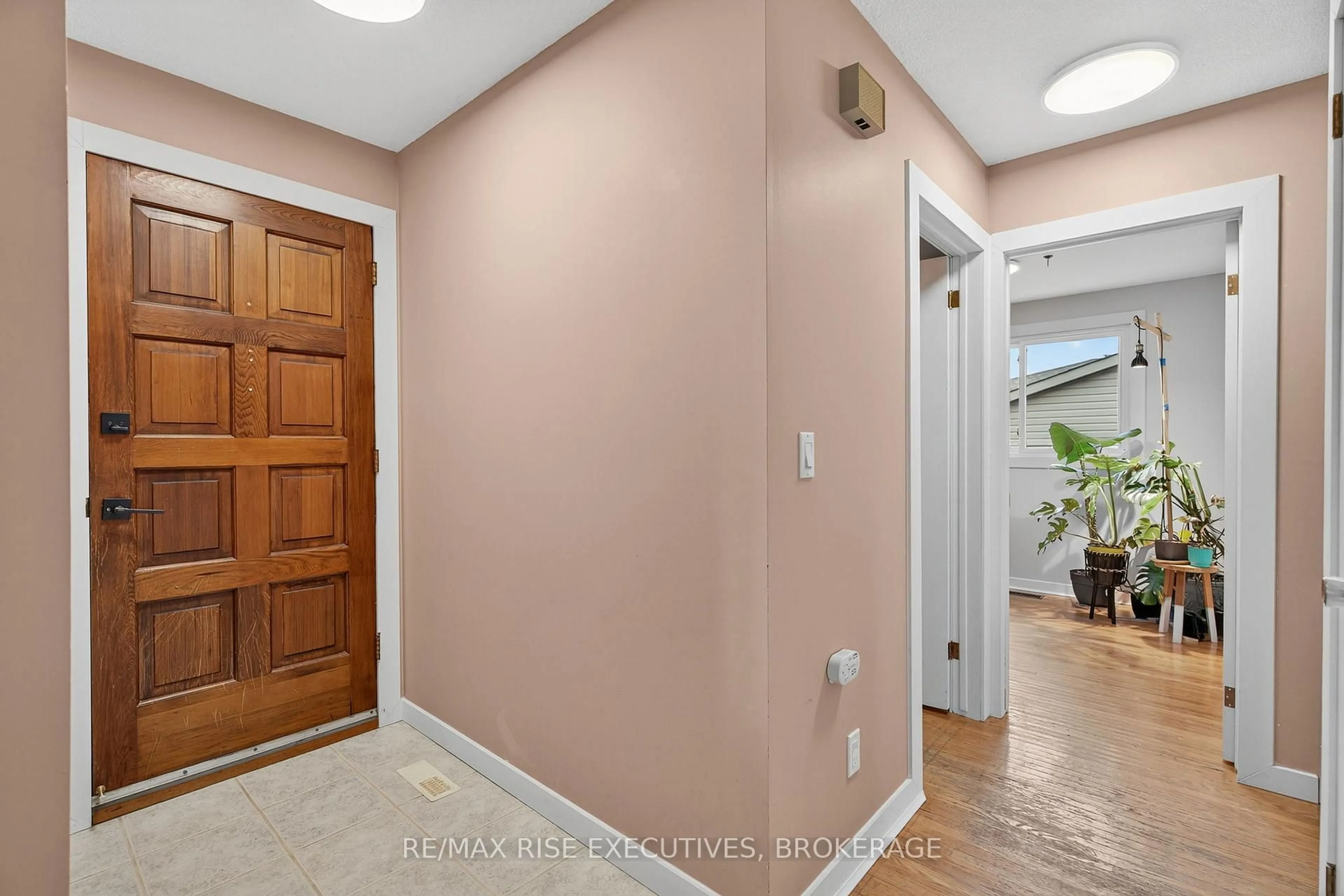 Indoor entryway for 928 Hudson Dr, Kingston Ontario K7M 5K6