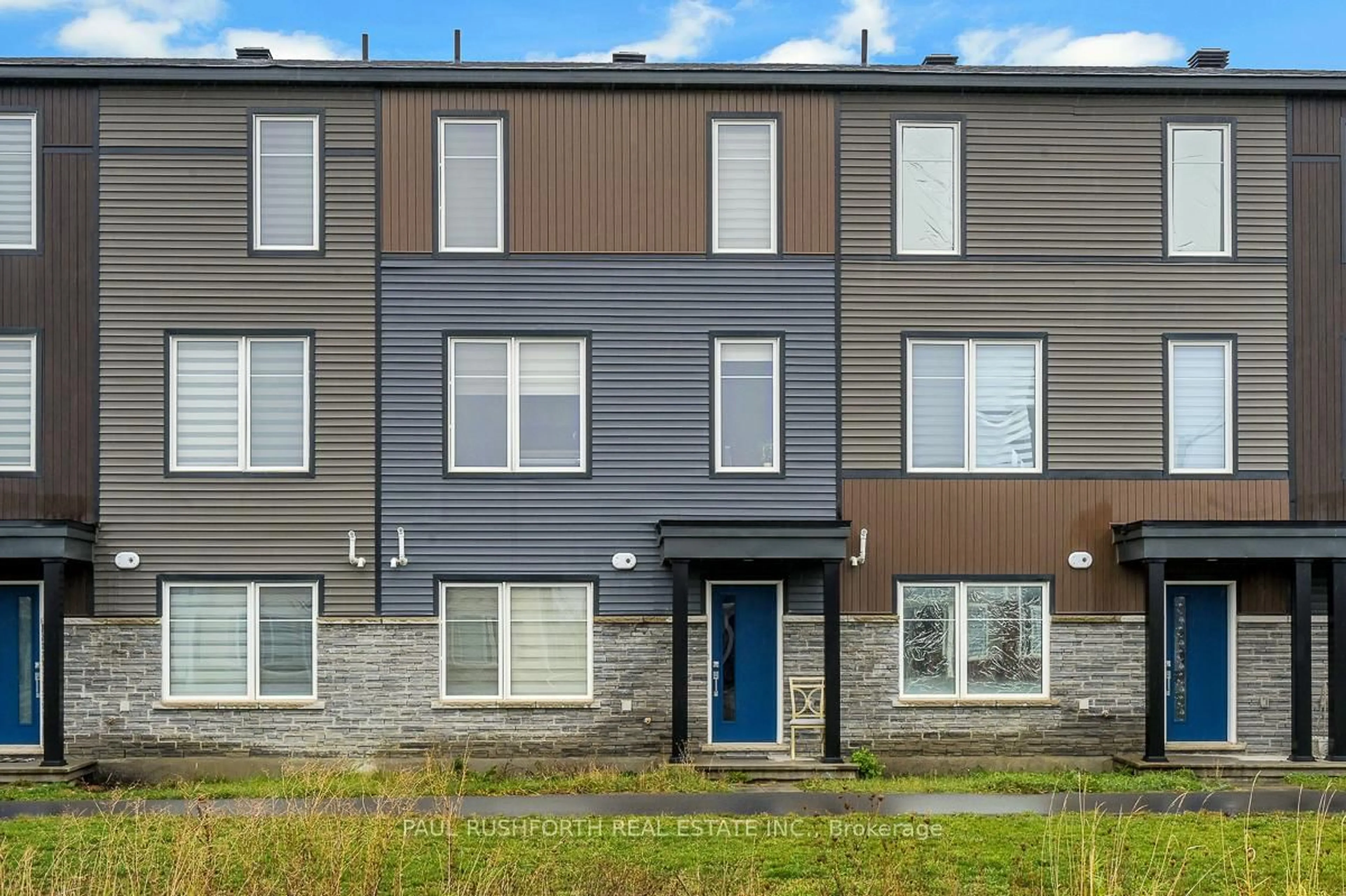 Home with vinyl exterior material, street for 818 Everbloom Lane, Ottawa Ontario K2J 0K6