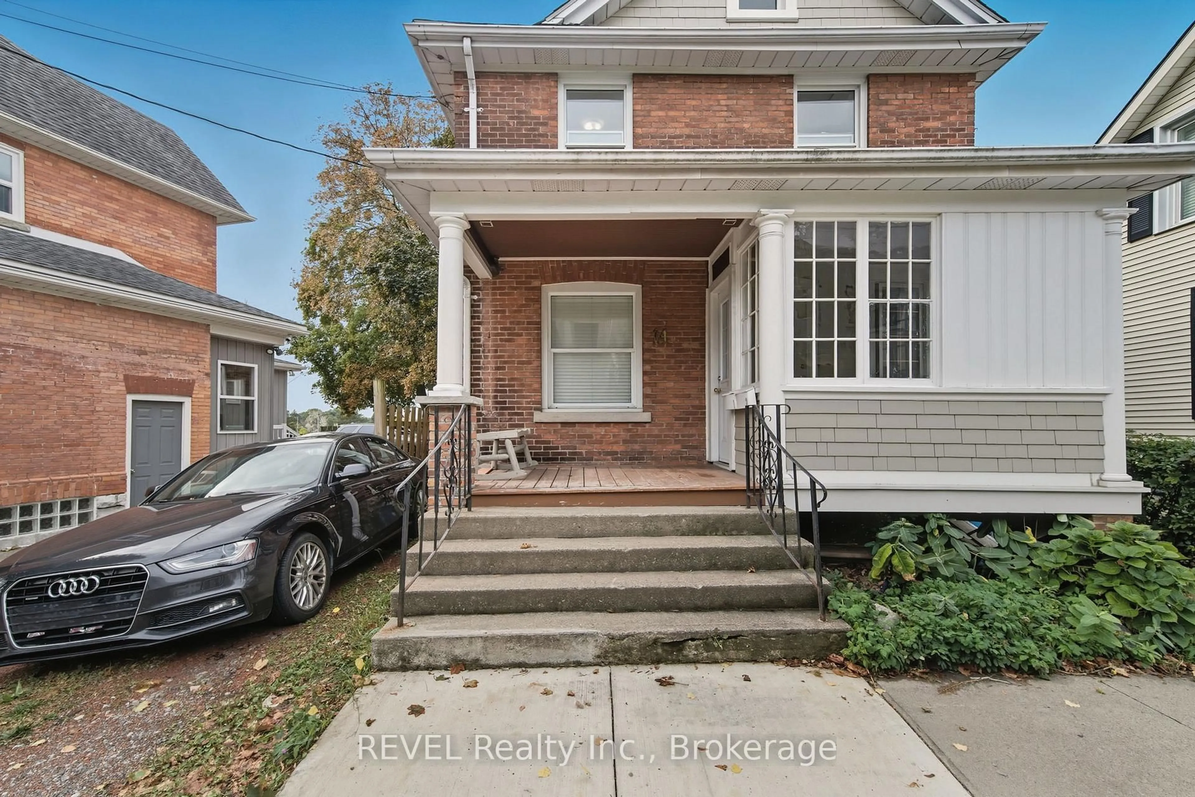Home with brick exterior material, street for 14 Bond St, St. Catharines Ontario L2R 4Z2