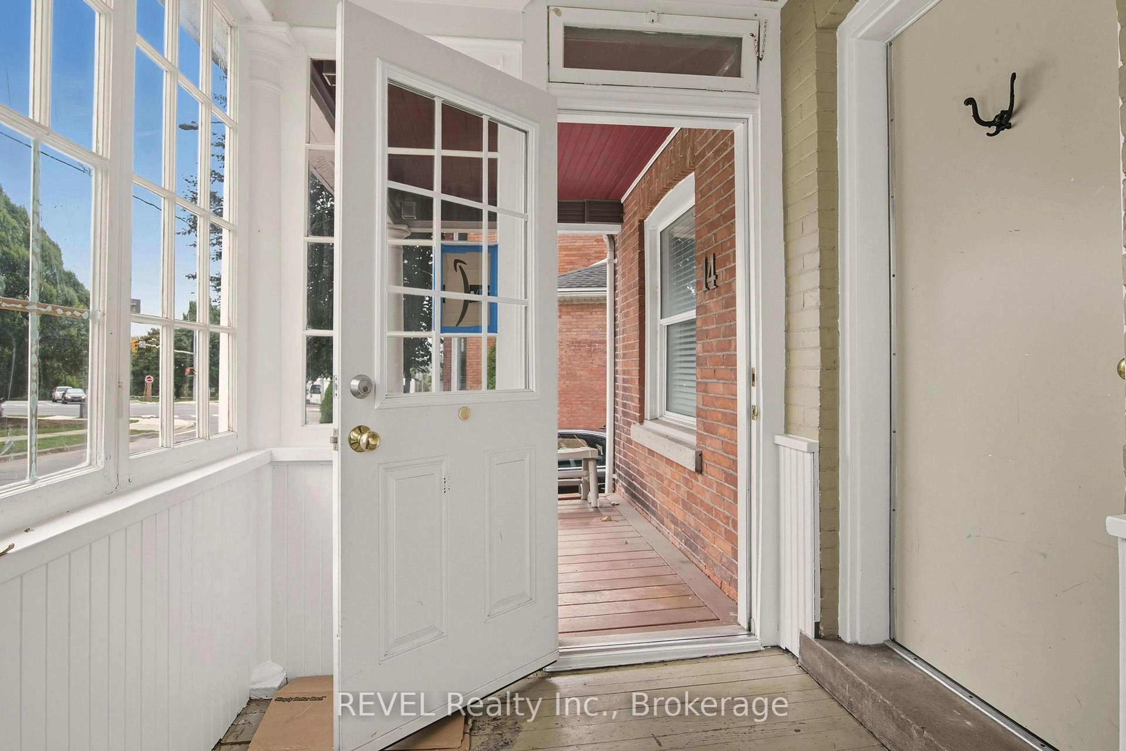 Indoor entryway for 14 Bond St, St. Catharines Ontario L2R 4Z2