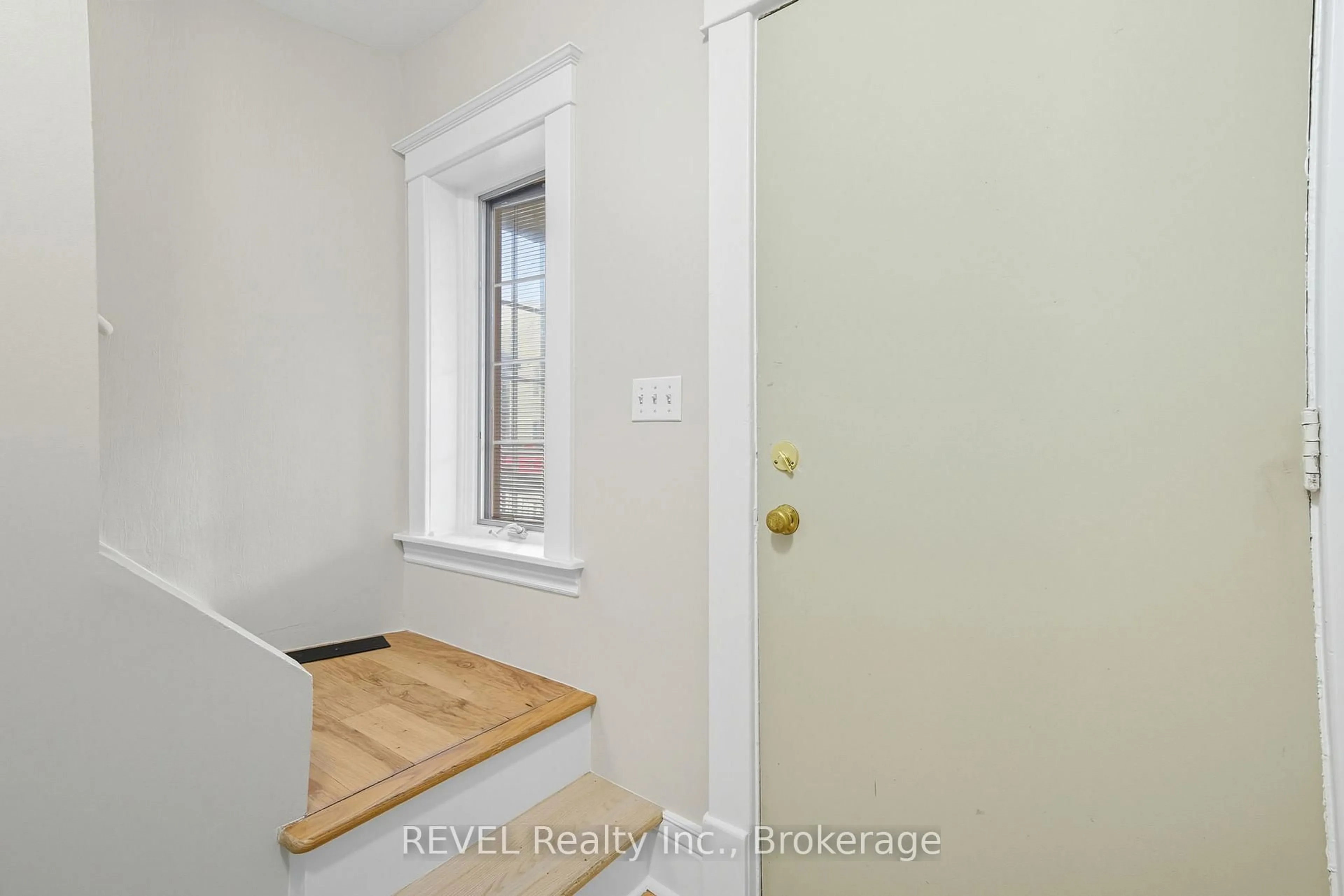 A pic of a room for 14 Bond St, St. Catharines Ontario L2R 4Z2