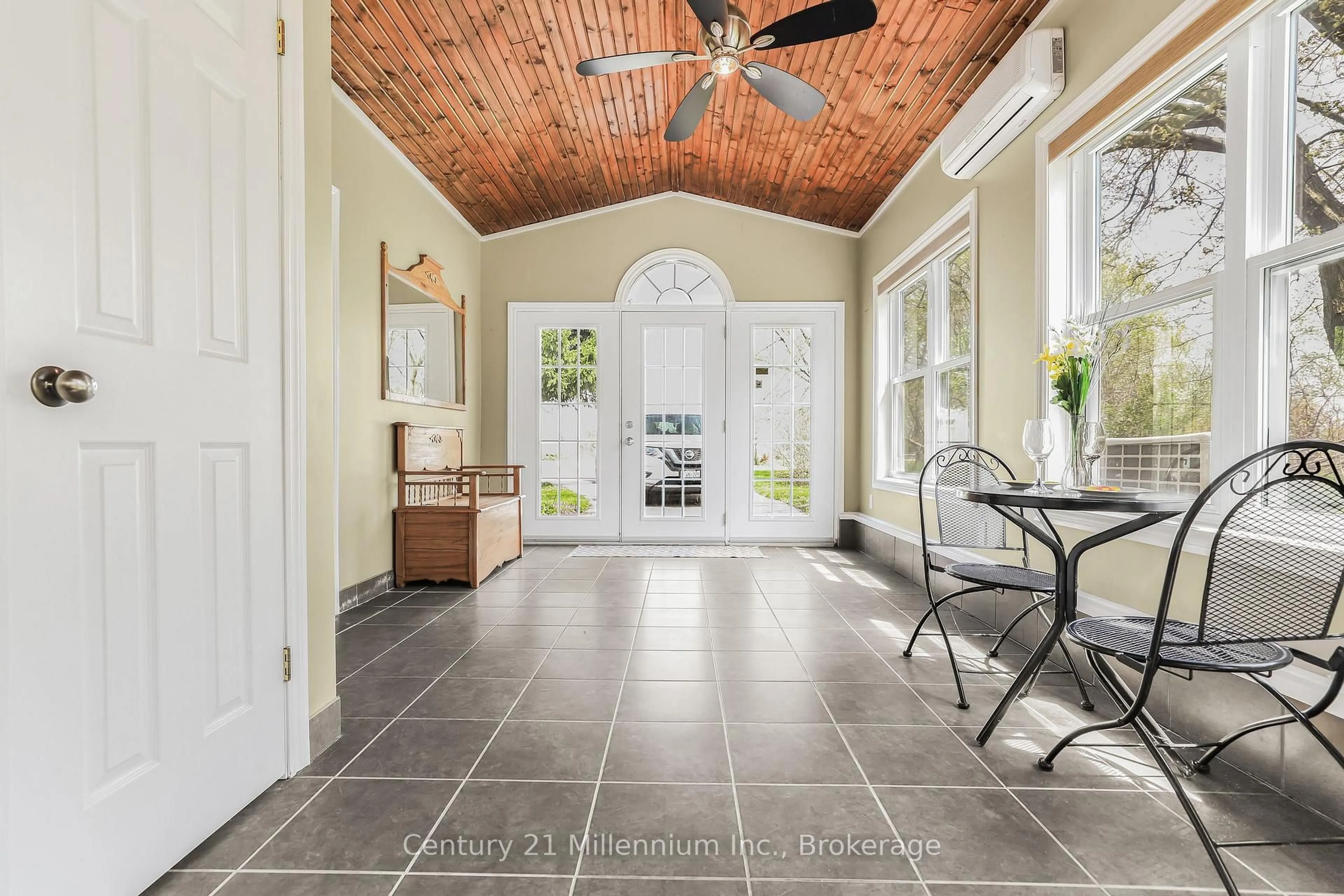 Indoor entryway for 72234 LAKESHORE Dr, Bluewater Ontario N0M 1N0