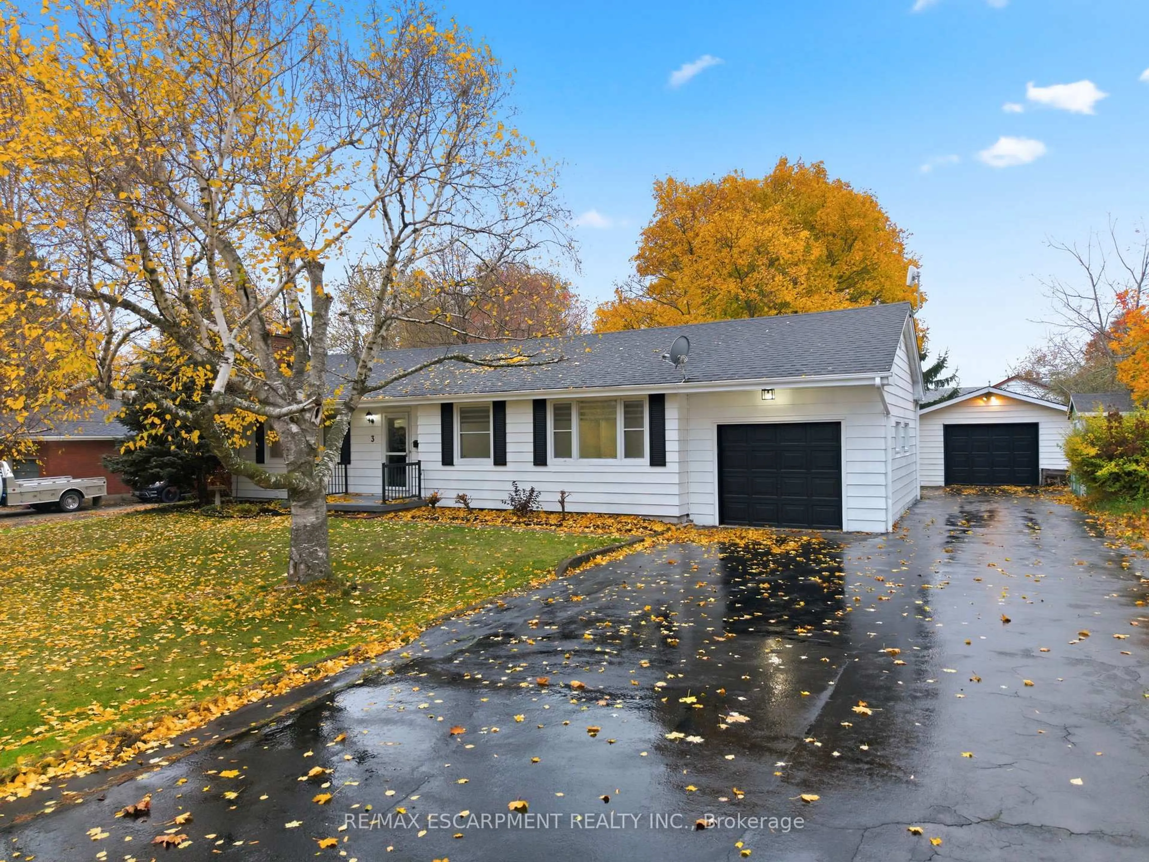 Home with vinyl exterior material, street for 3 Algonquin Ave, Hamilton Ontario L9H 7K9