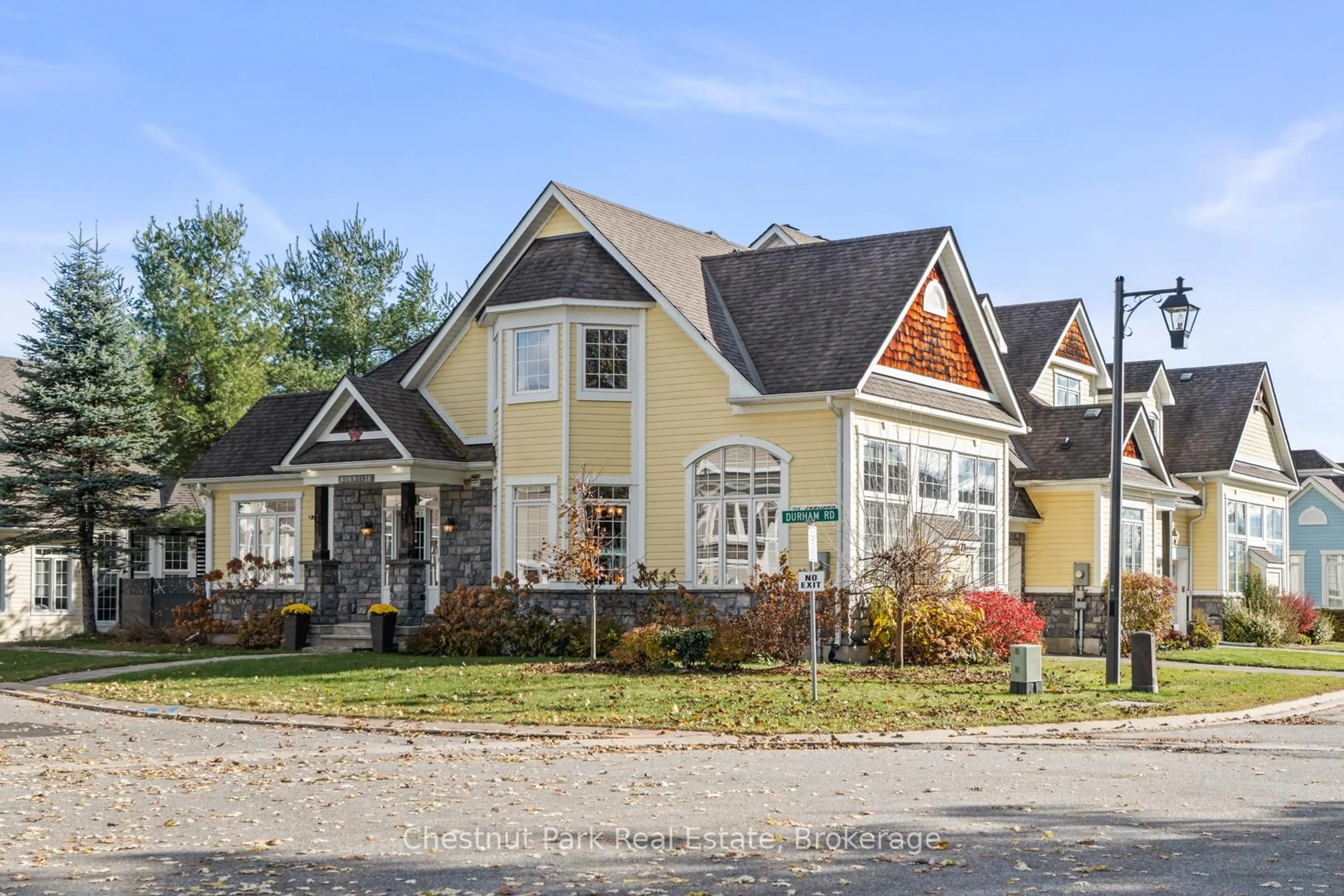 Home with vinyl exterior material, street for 23 Spencer St, Bracebridge Ontario P1L 0B7