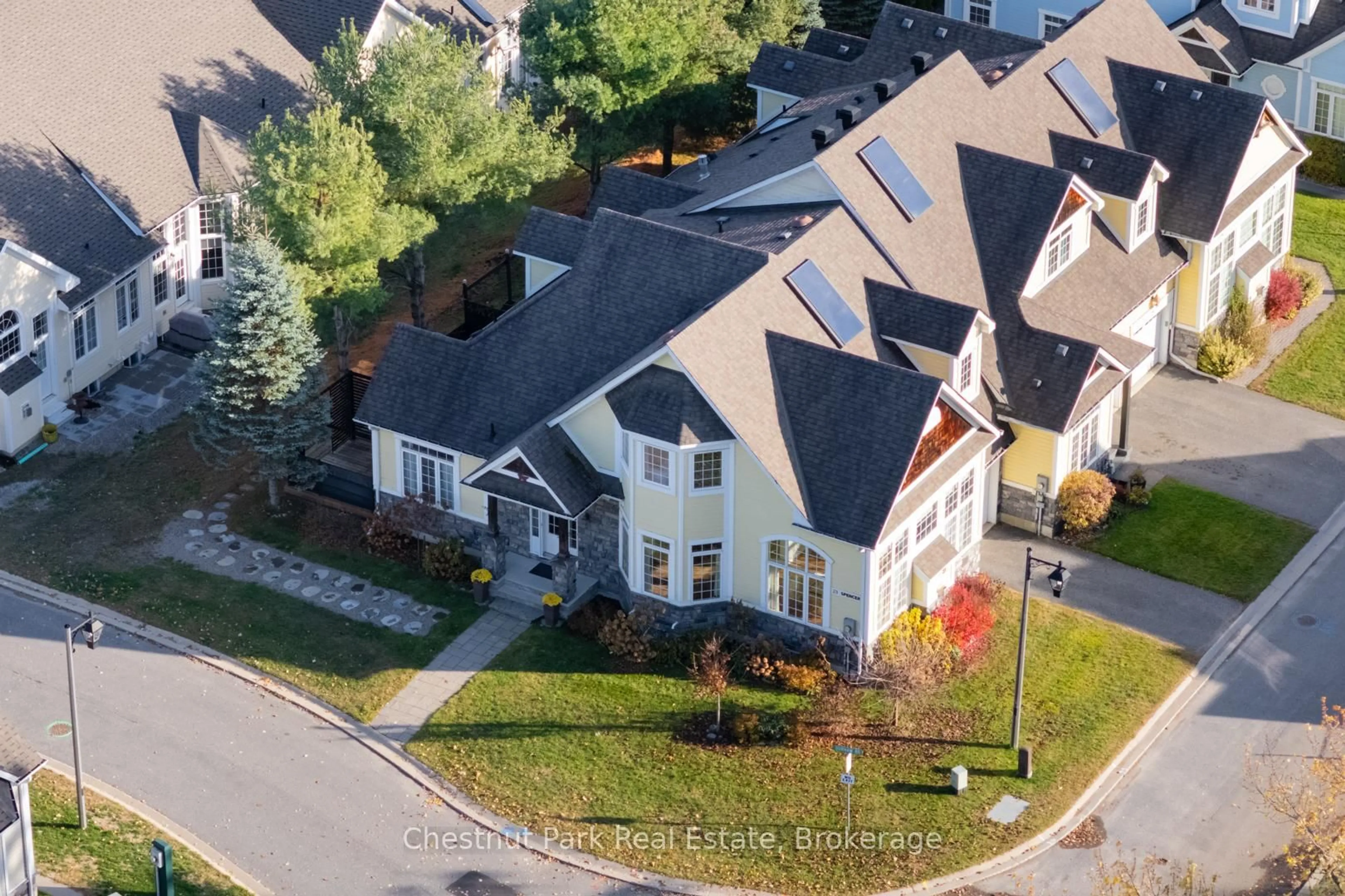 A pic from outside/outdoor area/front of a property/back of a property/a pic from drone, street for 23 Spencer St, Bracebridge Ontario P1L 0B7