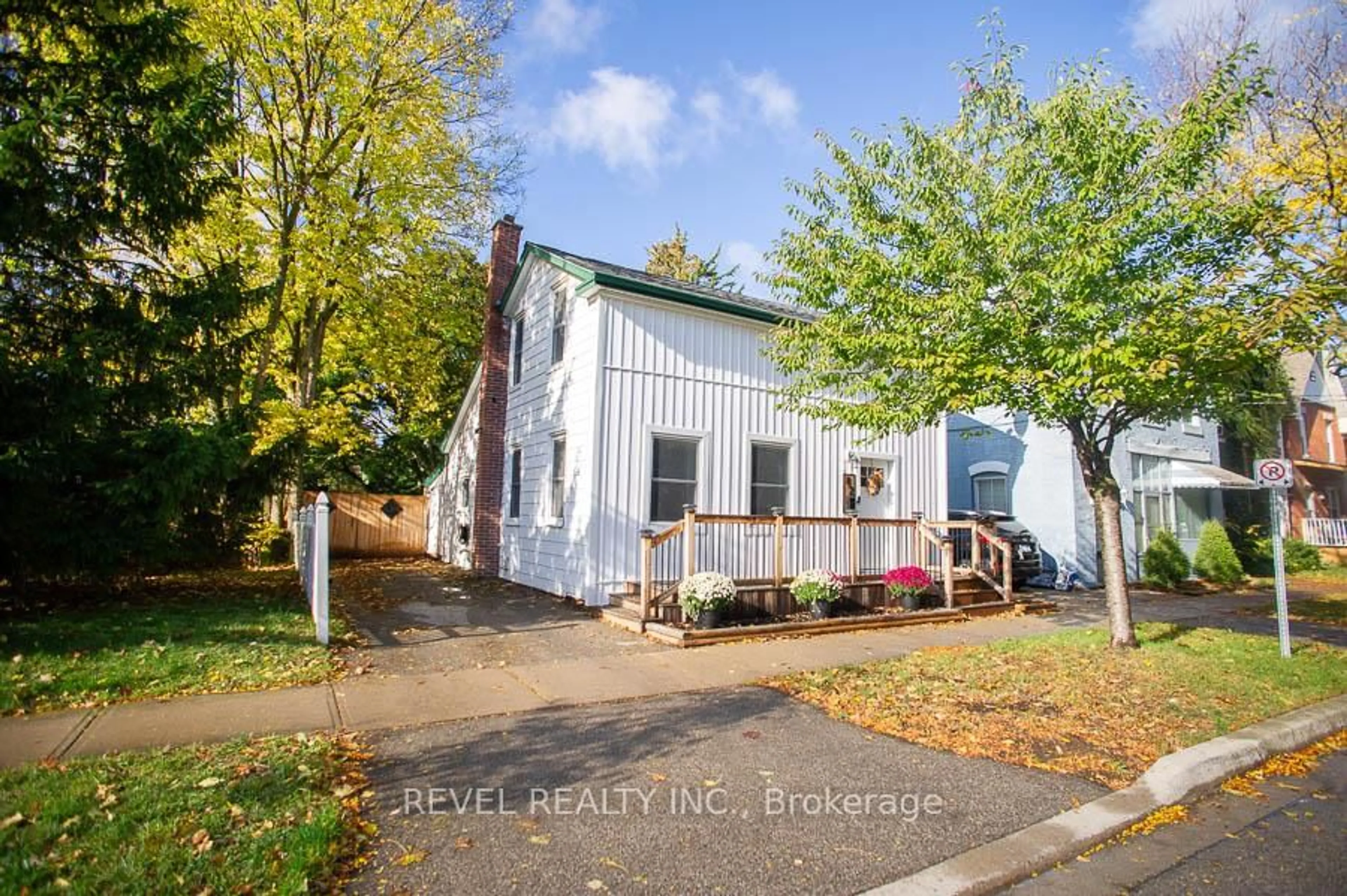 A pic from outside/outdoor area/front of a property/back of a property/a pic from drone, street for 82 Albion St, Brantford Ontario N3T 3M4