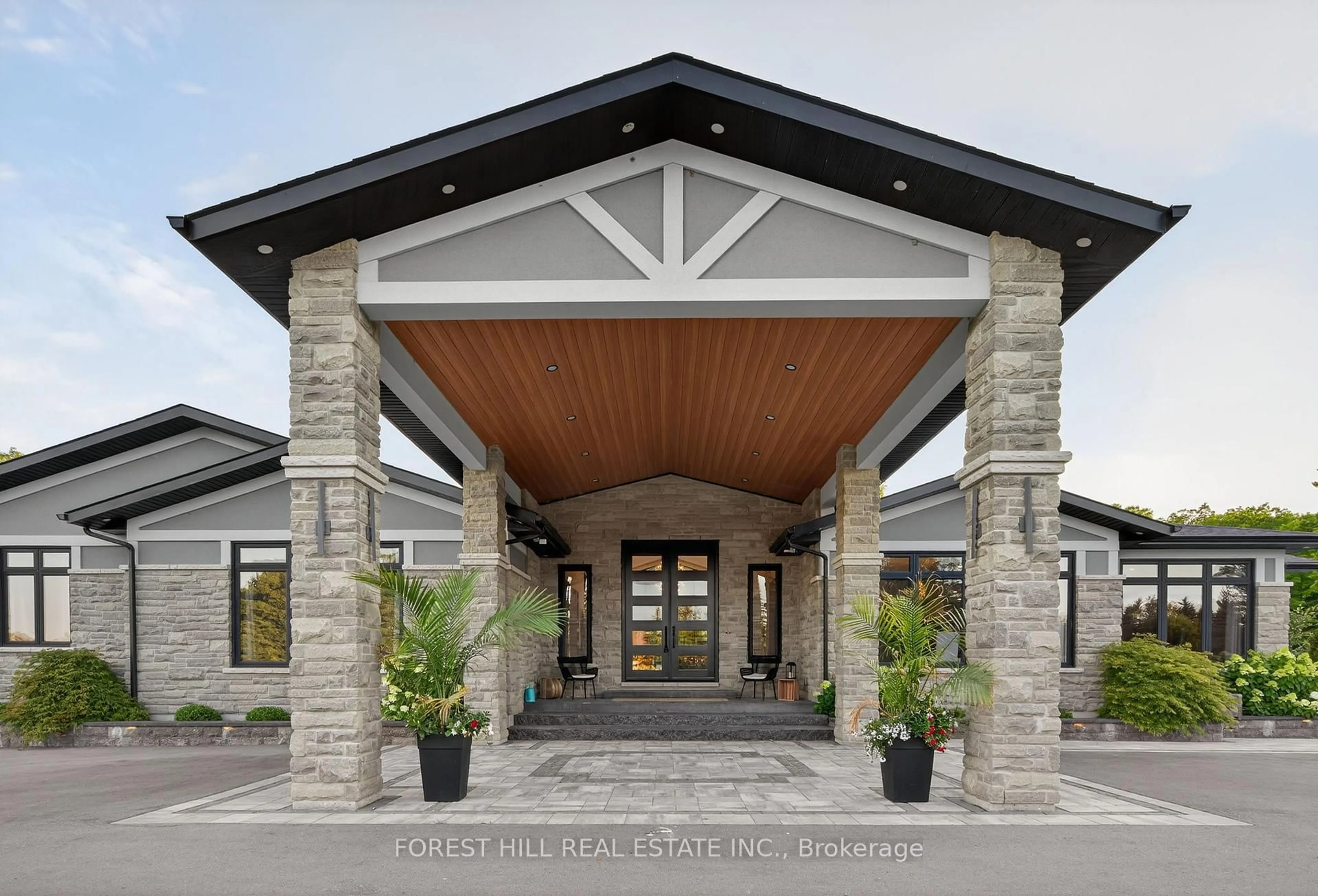 Indoor entryway for 1308 County Road 40, Ingleside Ontario K8V 5P4