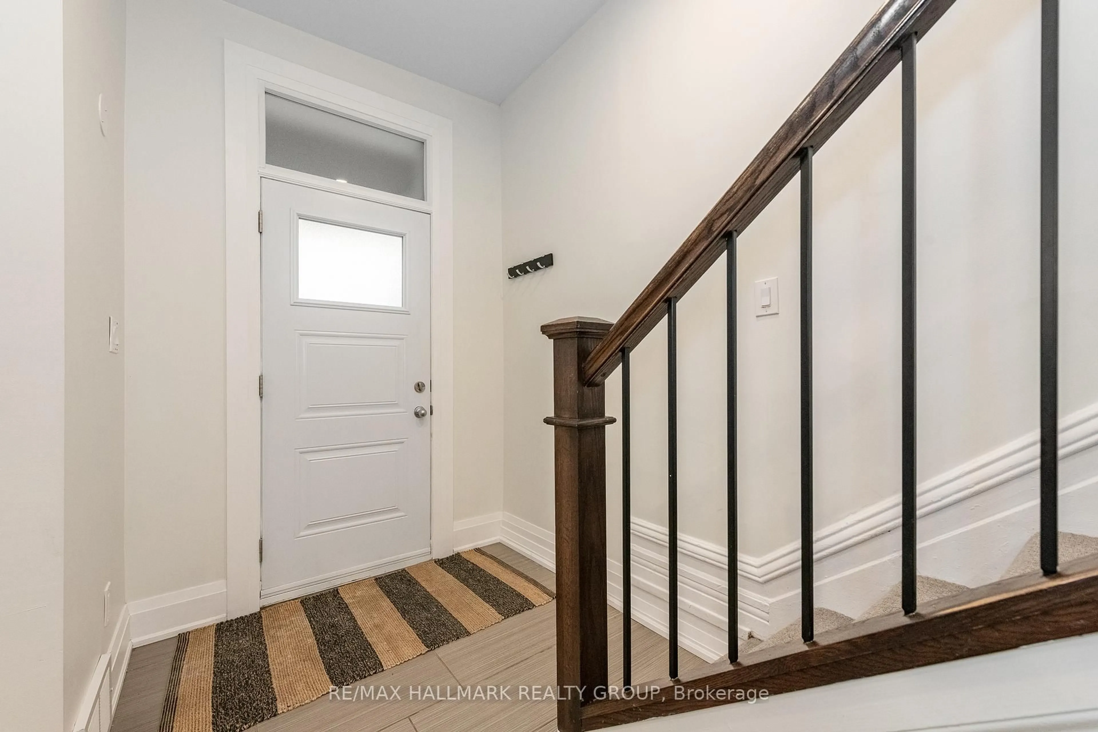 Indoor entryway for 183 Pretoria Ave, Ottawa Ontario K1S 1X1