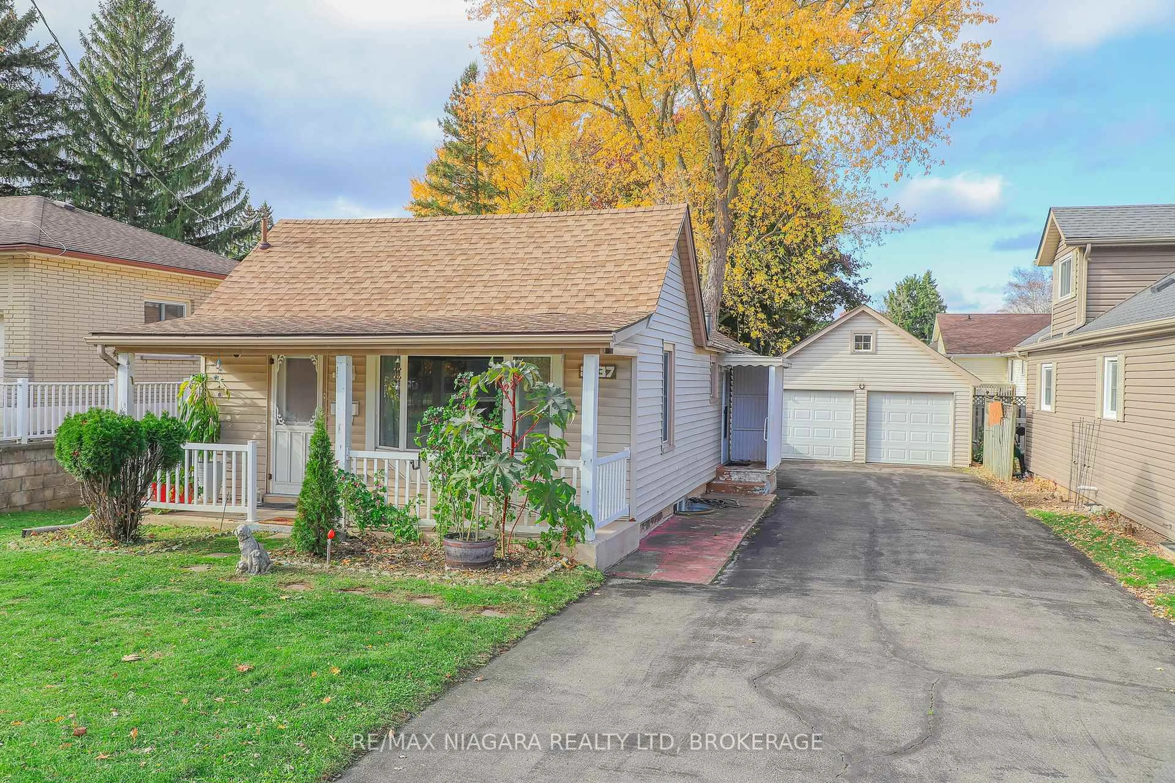 A pic from outside/outdoor area/front of a property/back of a property/a pic from drone, street for 5537 Montrose Rd, Niagara Falls Ontario L2H 1K9