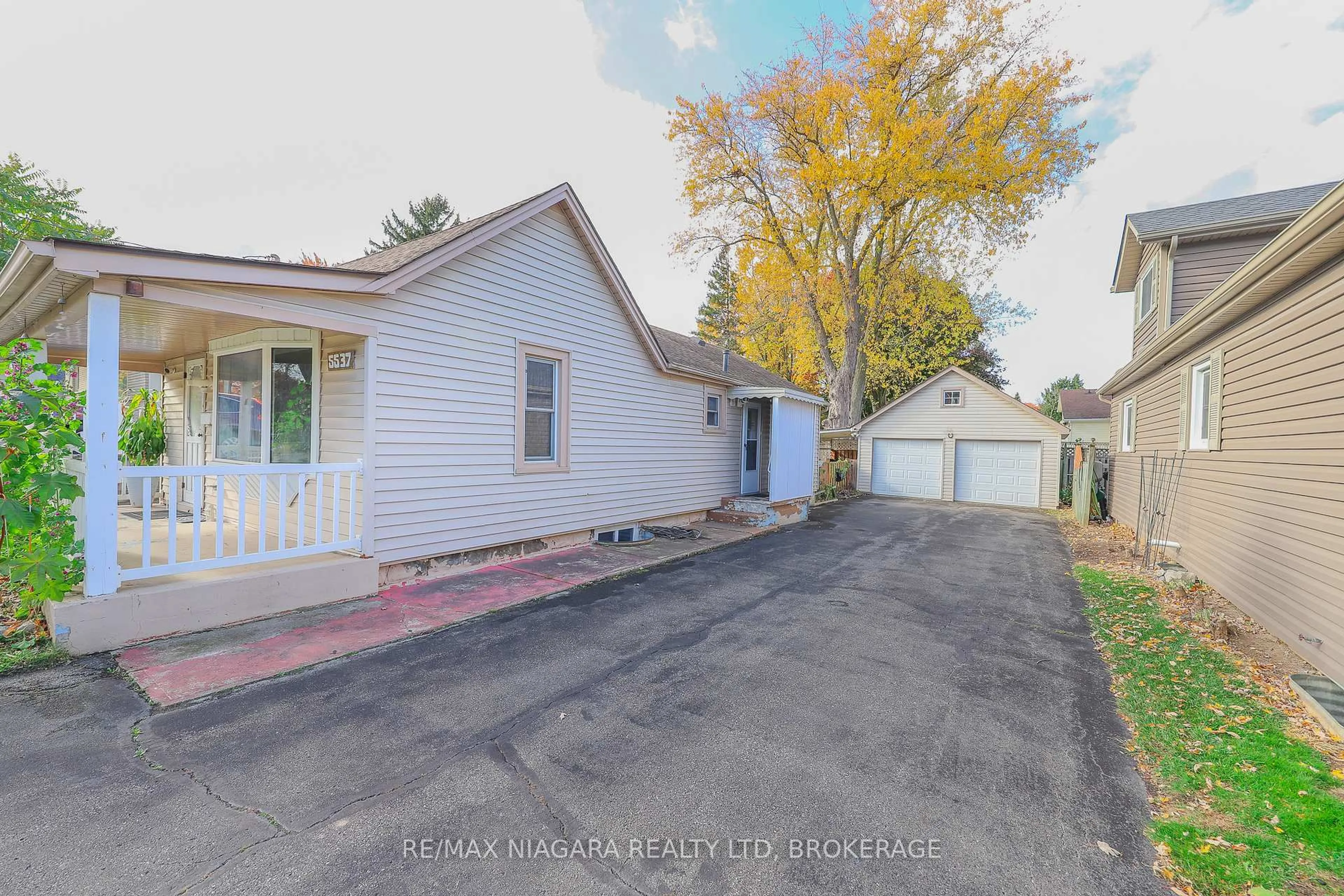 A pic from outside/outdoor area/front of a property/back of a property/a pic from drone, street for 5537 Montrose Rd, Niagara Falls Ontario L2H 1K9