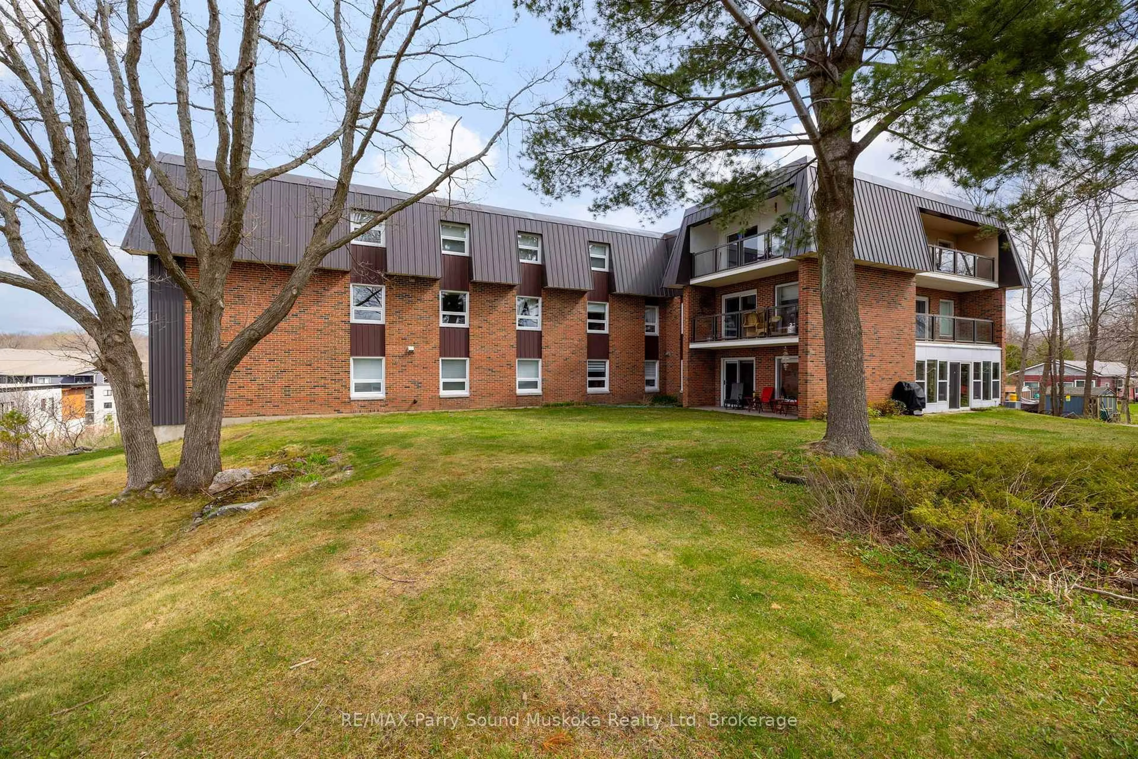 A pic from outside/outdoor area/front of a property/back of a property/a pic from drone, building for 200 Beaconview Hts #201, Parry Sound Ontario P2A 2E1