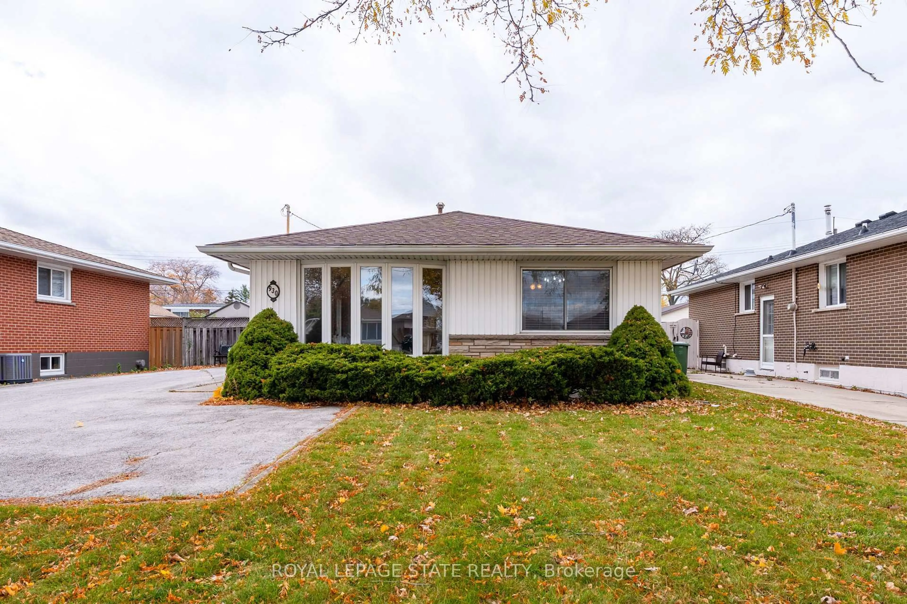 Home with vinyl exterior material, street for 930 Upper Ottawa St, Hamilton Ontario L8T 3V7