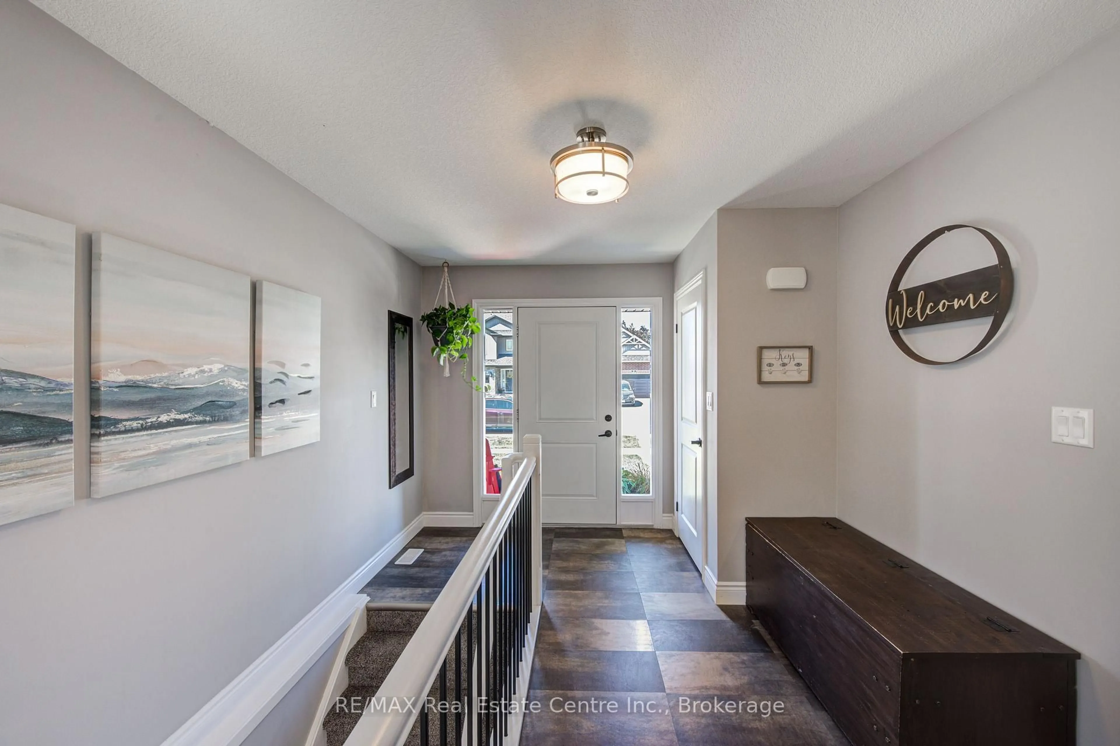 Indoor entryway for 14 Reeves Rd, Ingersoll Ontario N5C 0E1