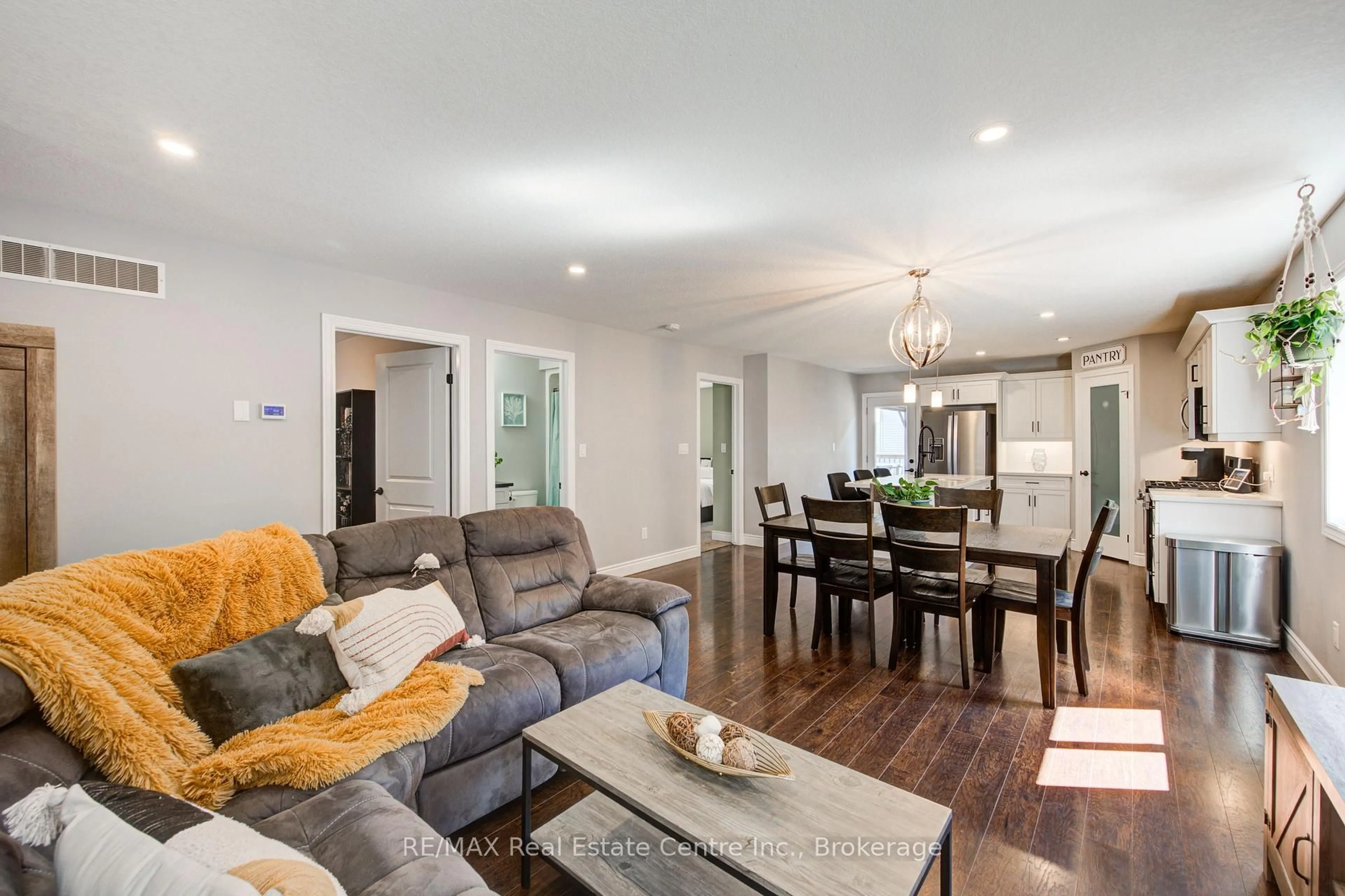 Living room with furniture, wood/laminate floor for 14 Reeves Rd, Ingersoll Ontario N5C 0E1