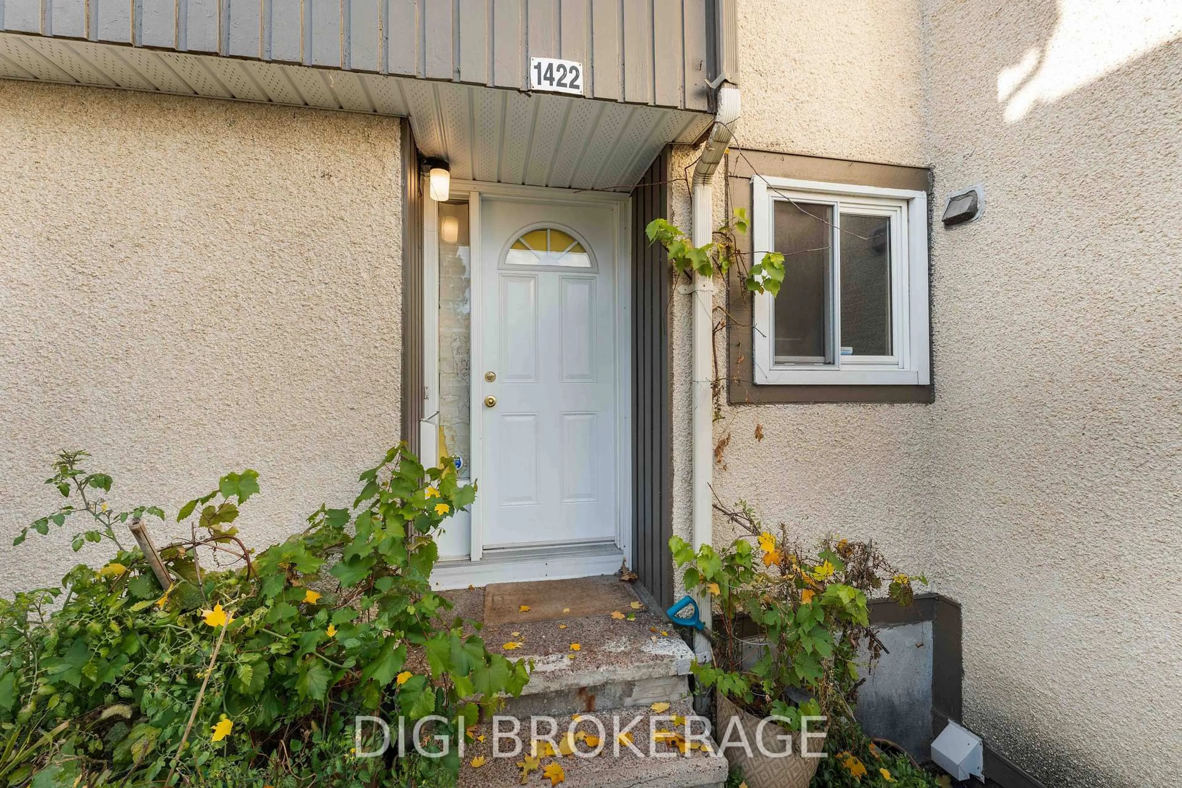 Indoor entryway for 1422 Lassiter Terr, Ottawa Ontario K1J 8N3