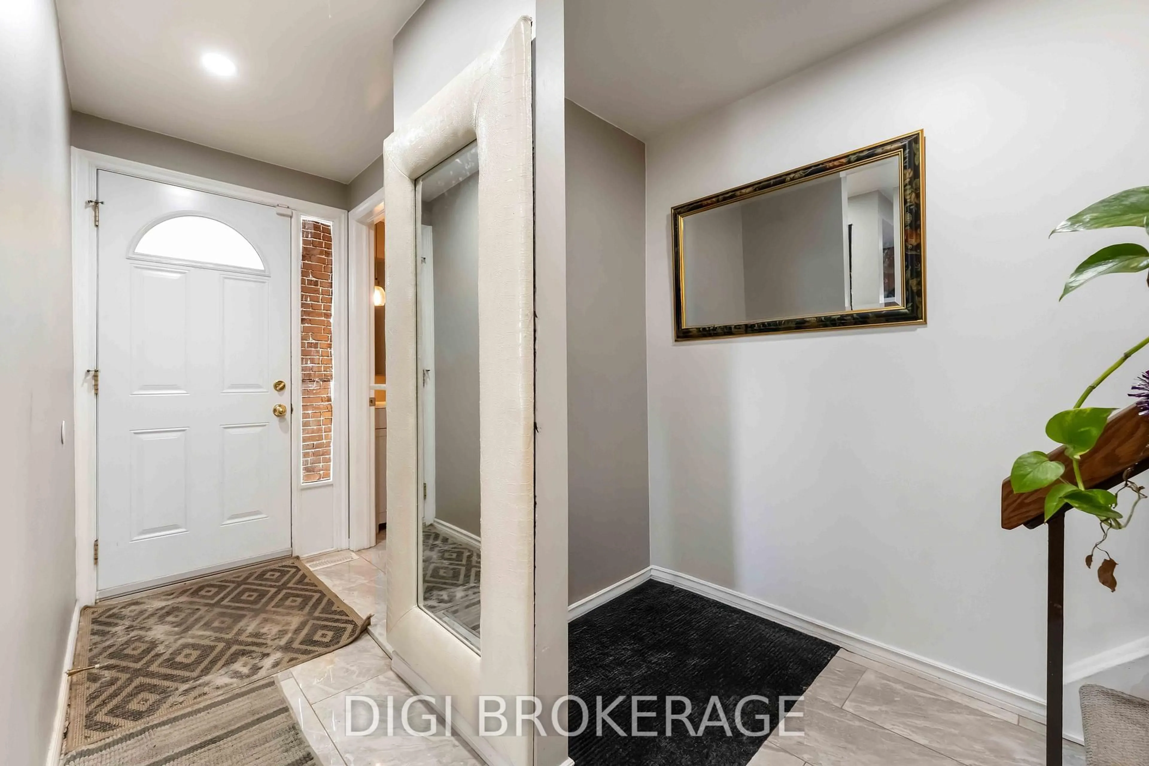 Indoor entryway for 1422 Lassiter Terr, Ottawa Ontario K1J 8N3