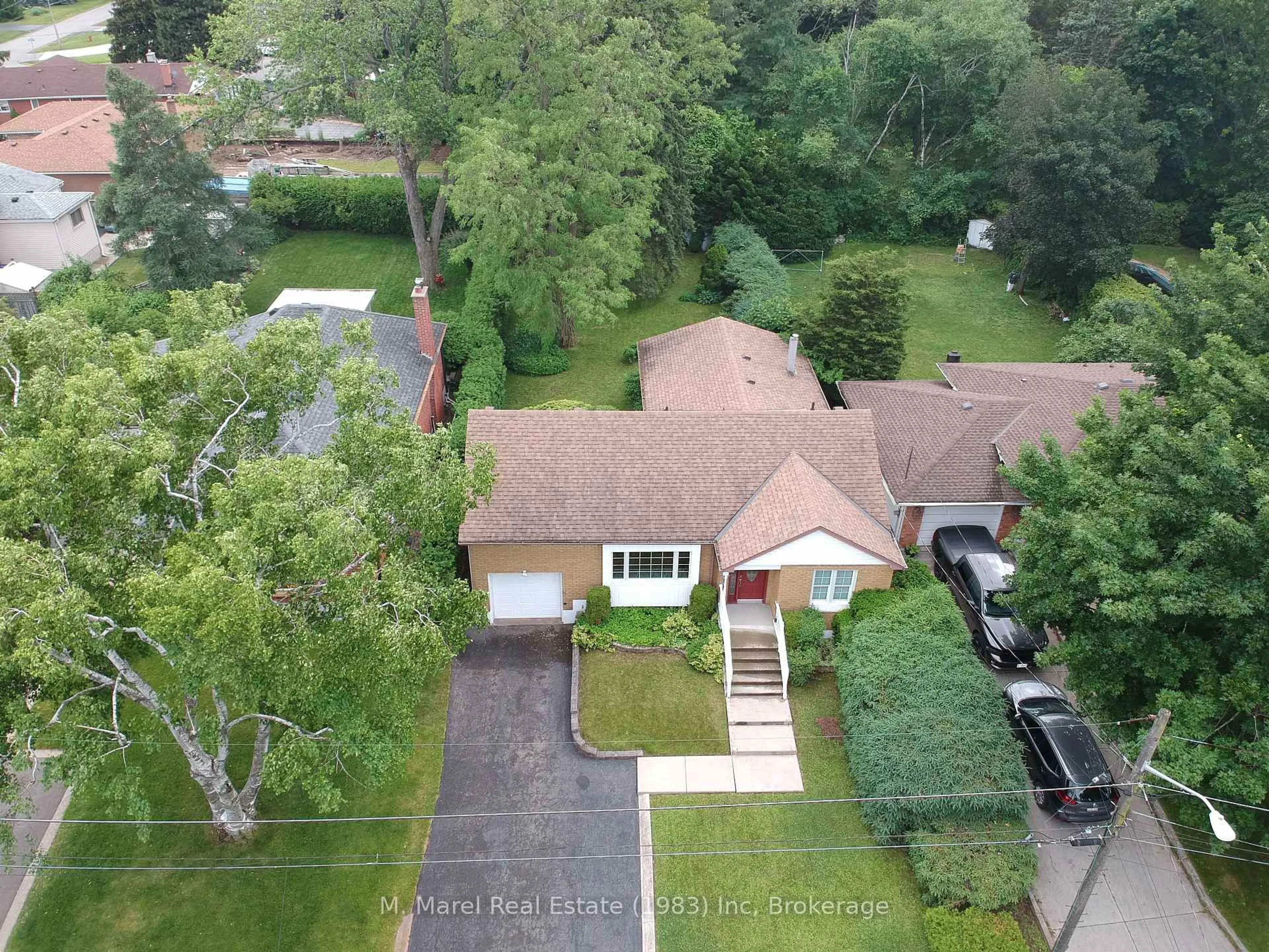A pic from outside/outdoor area/front of a property/back of a property/a pic from drone, street for 9 Avalon Ave, Hamilton Ontario L8G 1X4