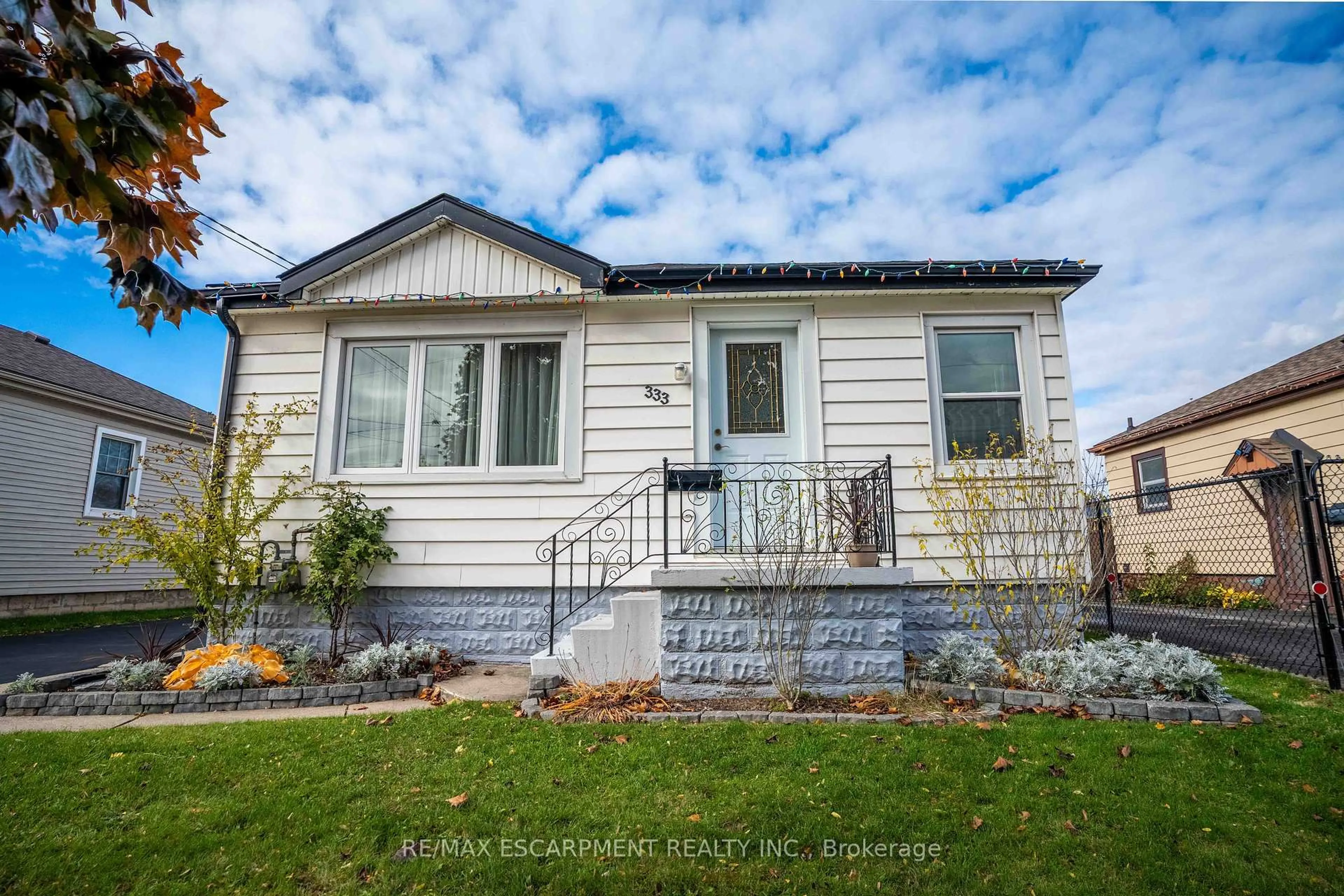 Home with vinyl exterior material, street for 333 Osborne St, Hamilton Ontario L8H 6S5