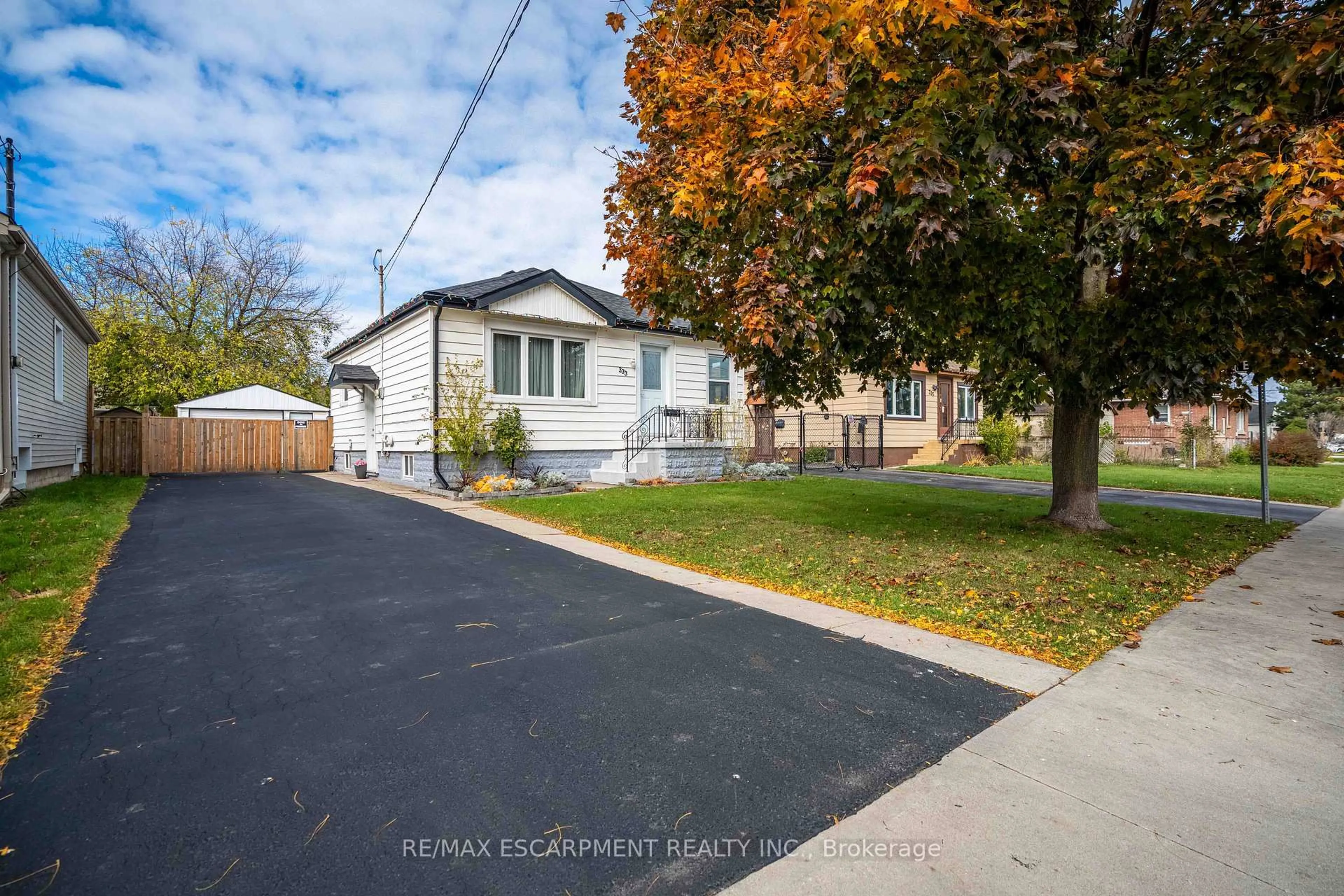 A pic from outside/outdoor area/front of a property/back of a property/a pic from drone, street for 333 Osborne St, Hamilton Ontario L8H 6S5
