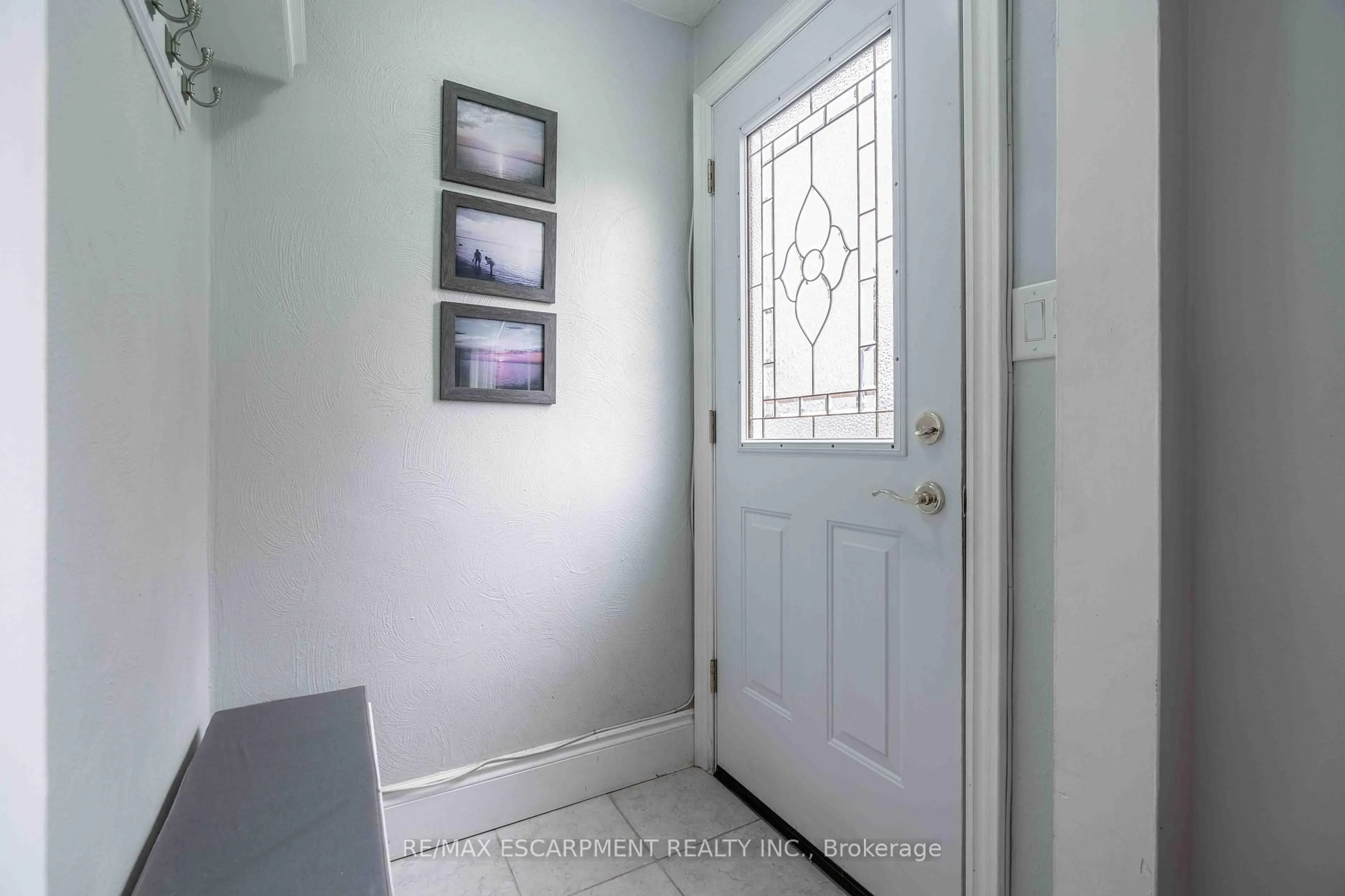 Indoor entryway for 333 Osborne St, Hamilton Ontario L8H 6S5