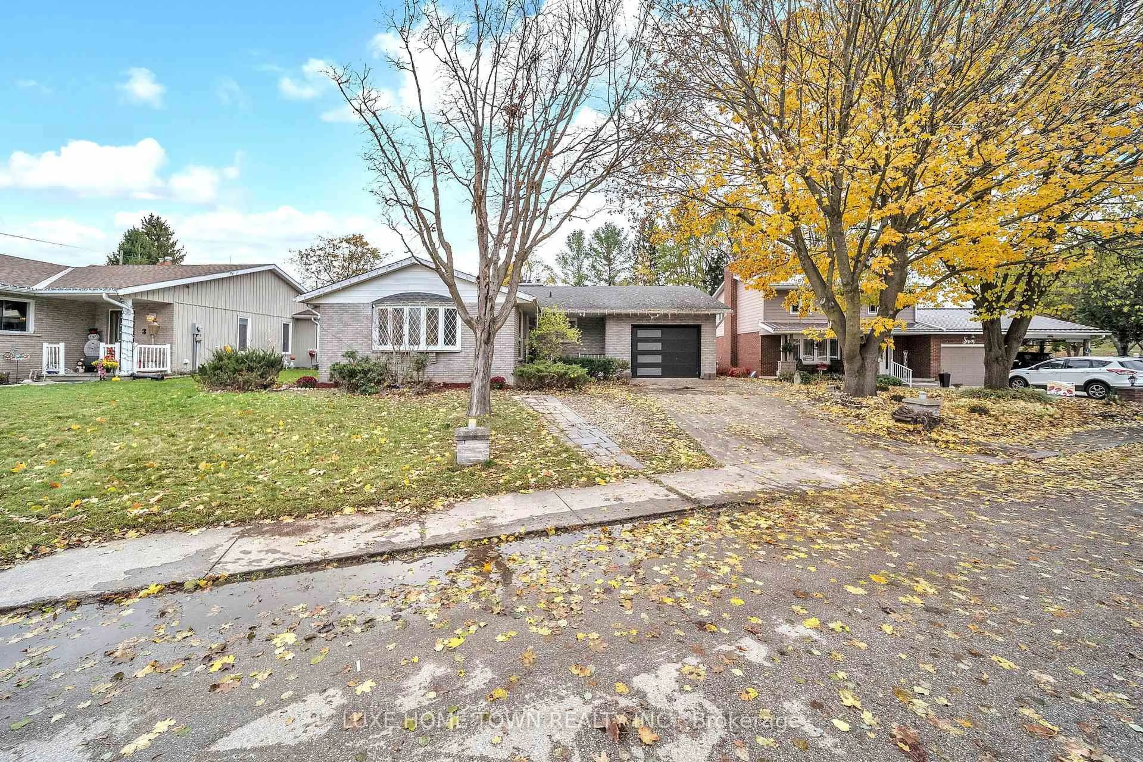 A pic from outside/outdoor area/front of a property/back of a property/a pic from drone, street for 5 Centennial Dr, Brockton Ontario N0G 2V0