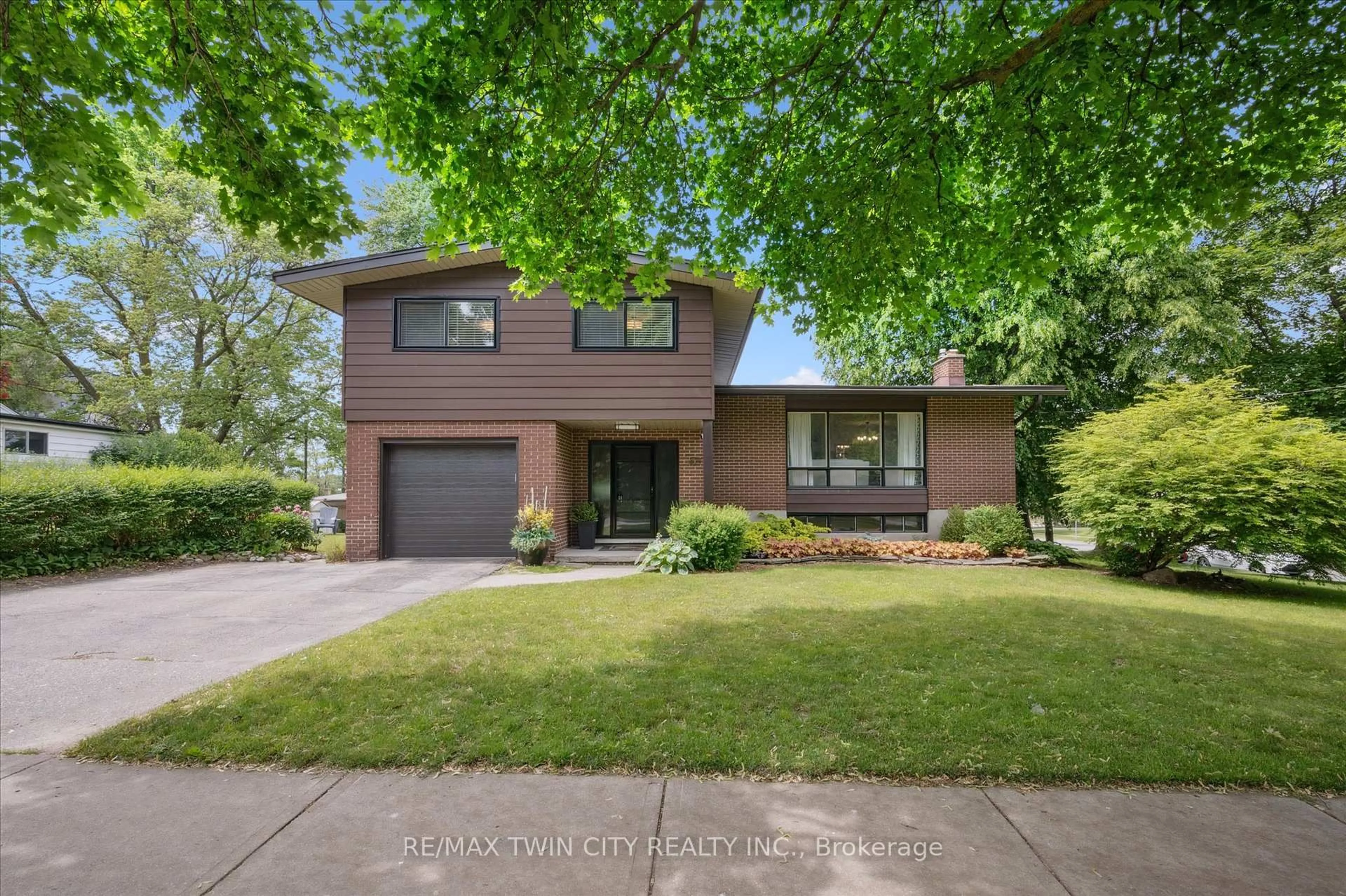 Home with brick exterior material, street for 321 Dixon St, Kitchener Ontario N2G 3G1