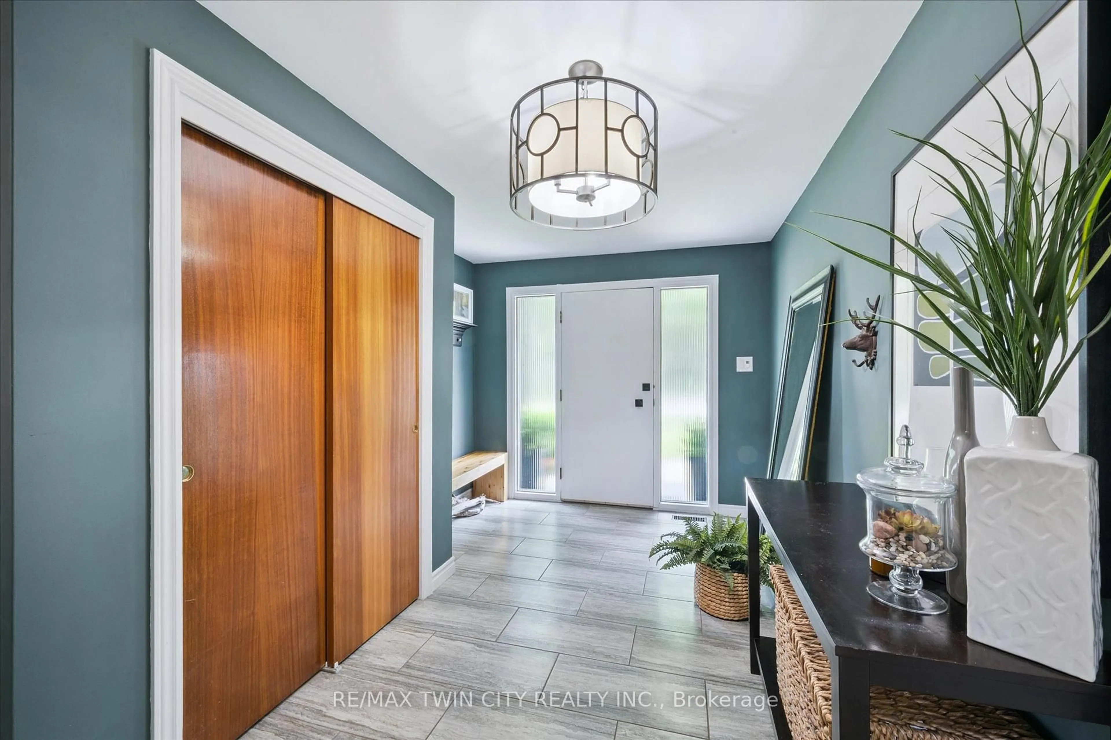 Indoor entryway for 321 Dixon St, Kitchener Ontario N2G 3G1