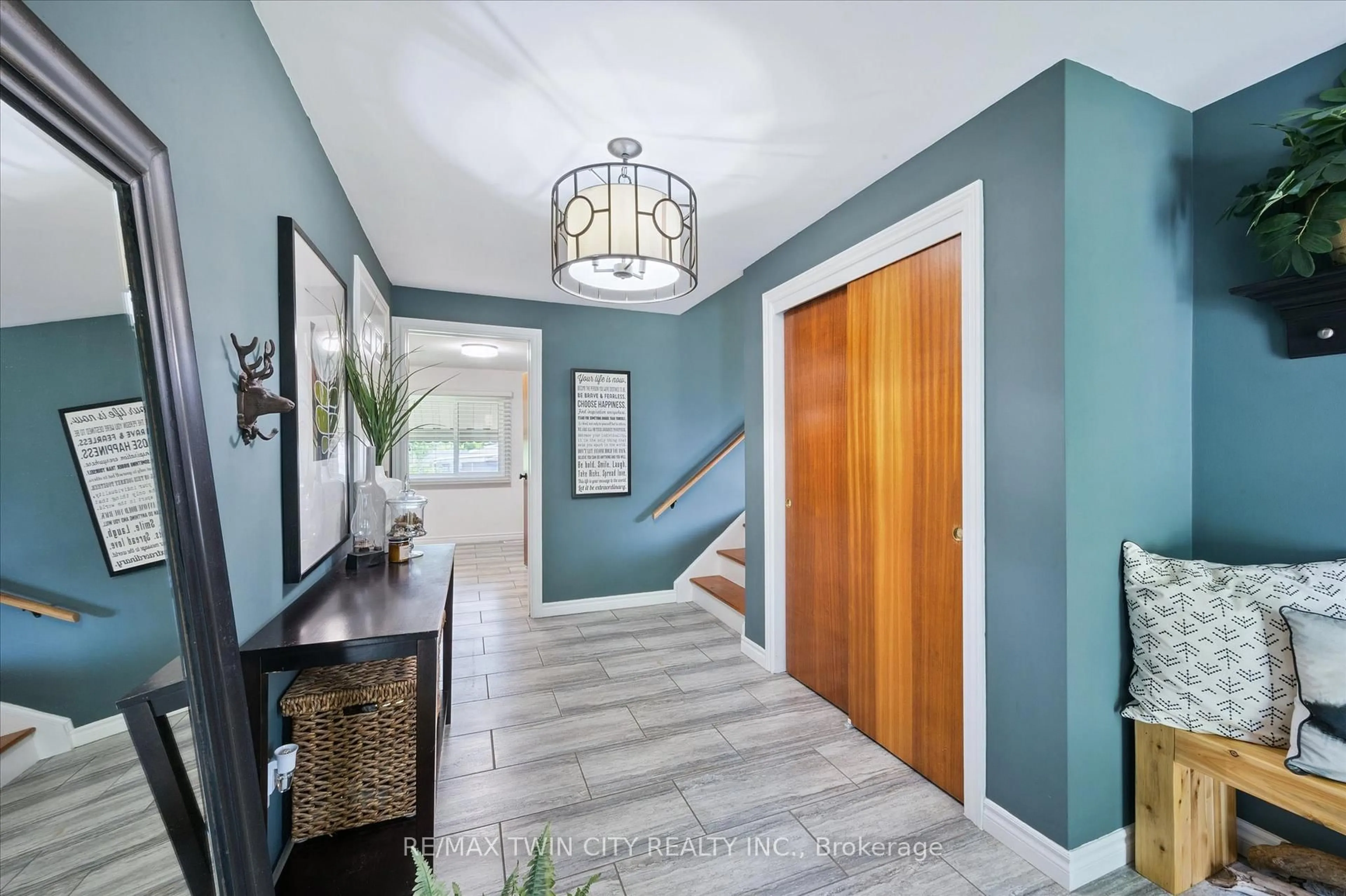 Indoor entryway for 321 Dixon St, Kitchener Ontario N2G 3G1