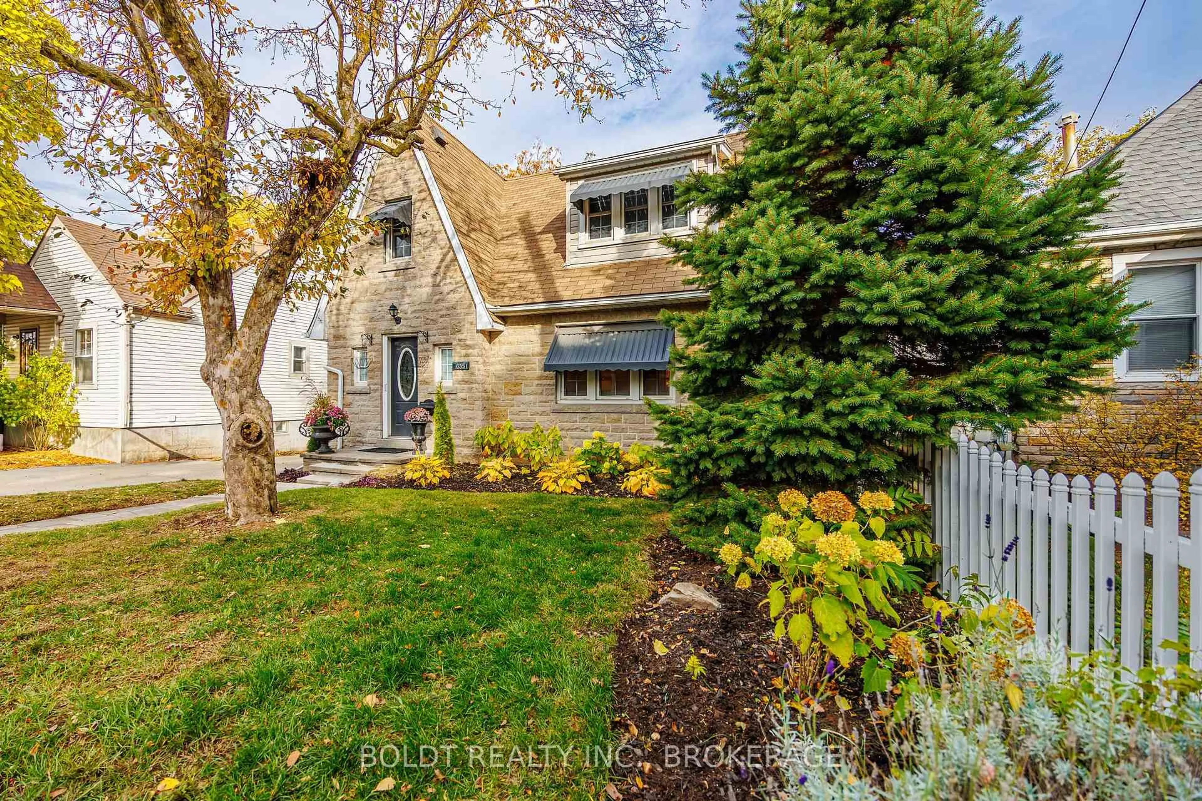 A pic from outside/outdoor area/front of a property/back of a property/a pic from drone, street for 6351 Leeming St, Niagara Falls Ontario L2G 1K3