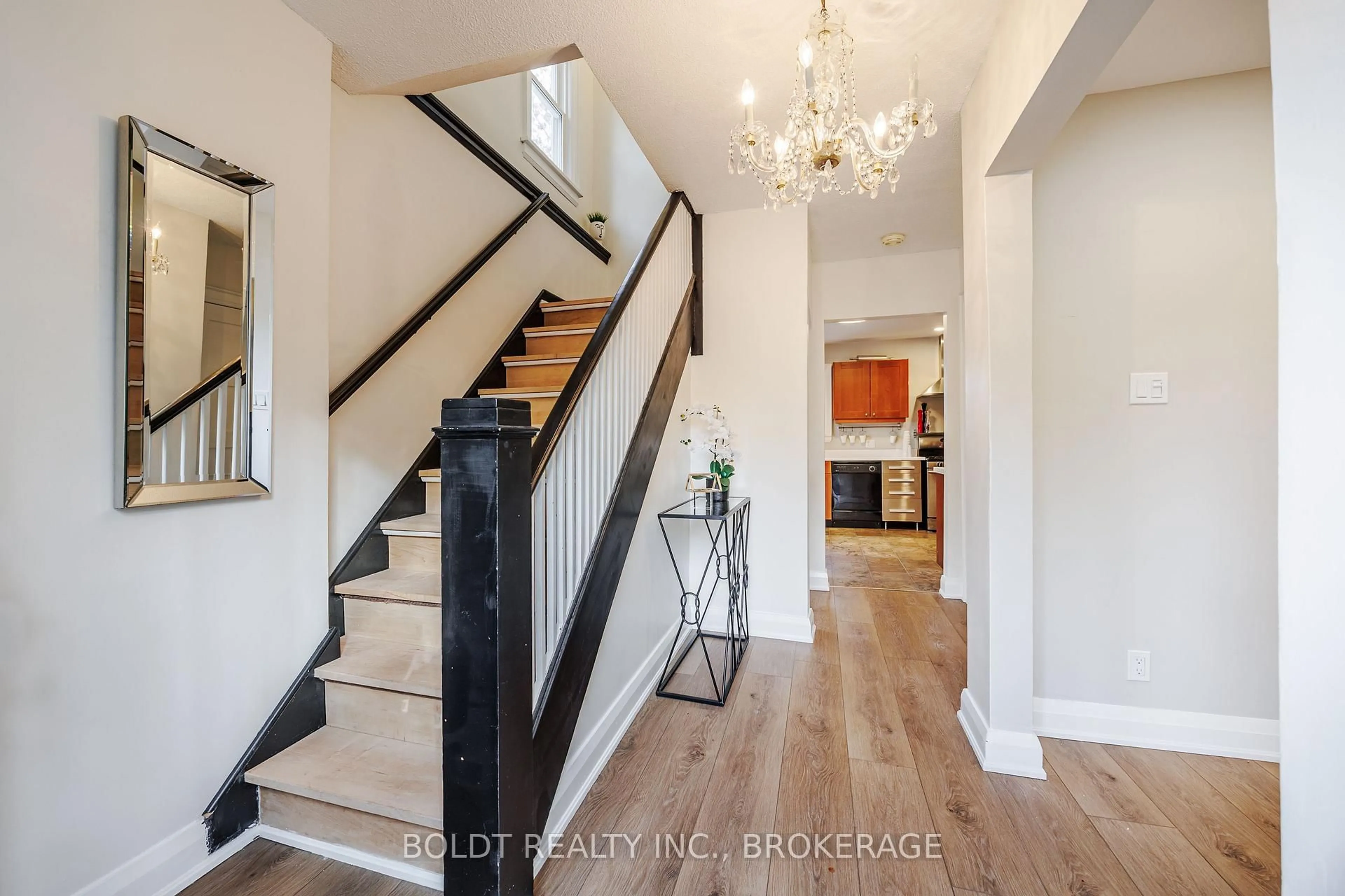 Indoor entryway for 6351 Leeming St, Niagara Falls Ontario L2G 1K3