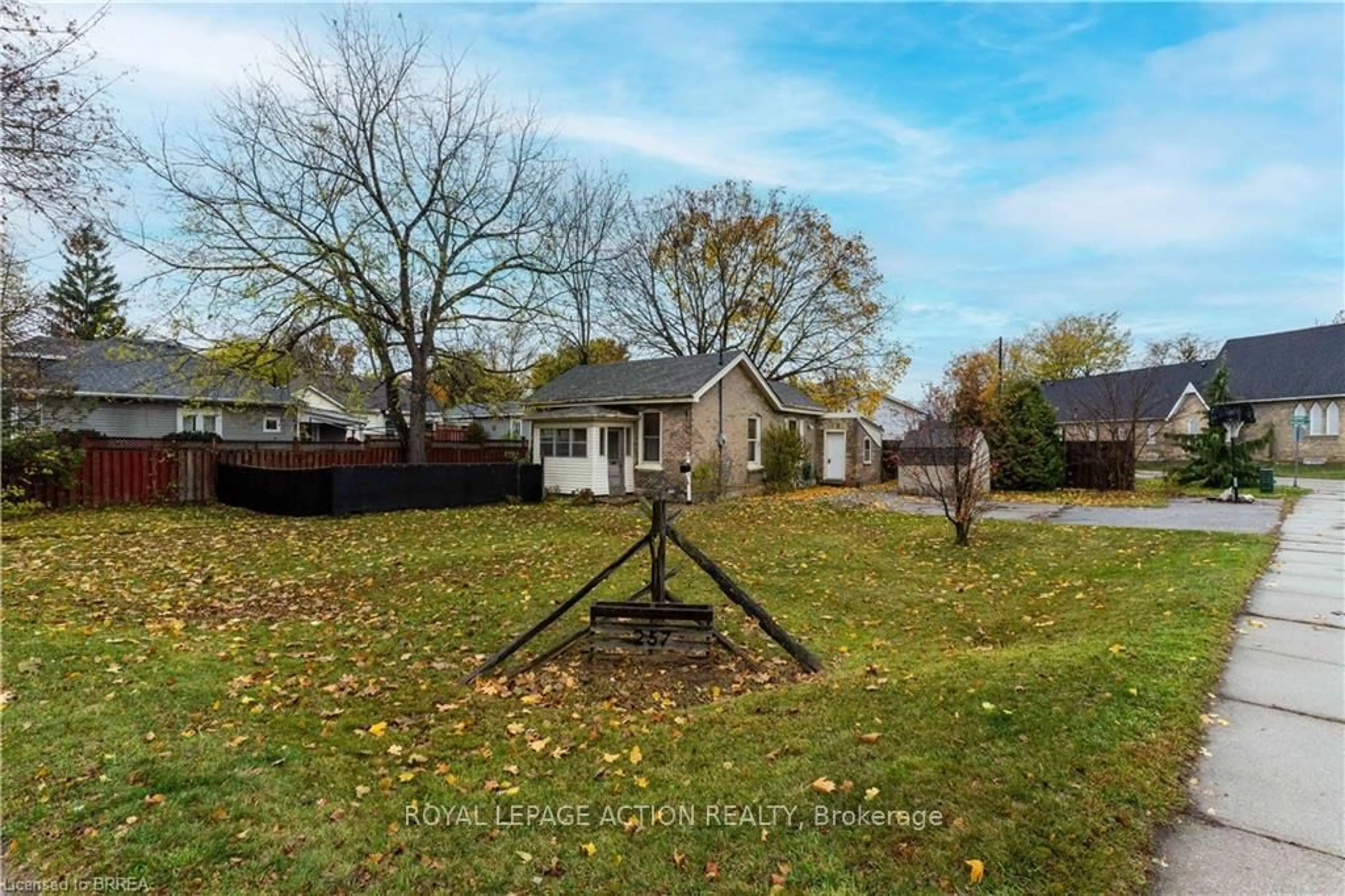 A pic from outside/outdoor area/front of a property/back of a property/a pic from drone, street for 257 Grand River Ave, Brantford Ontario N3T 4Y5