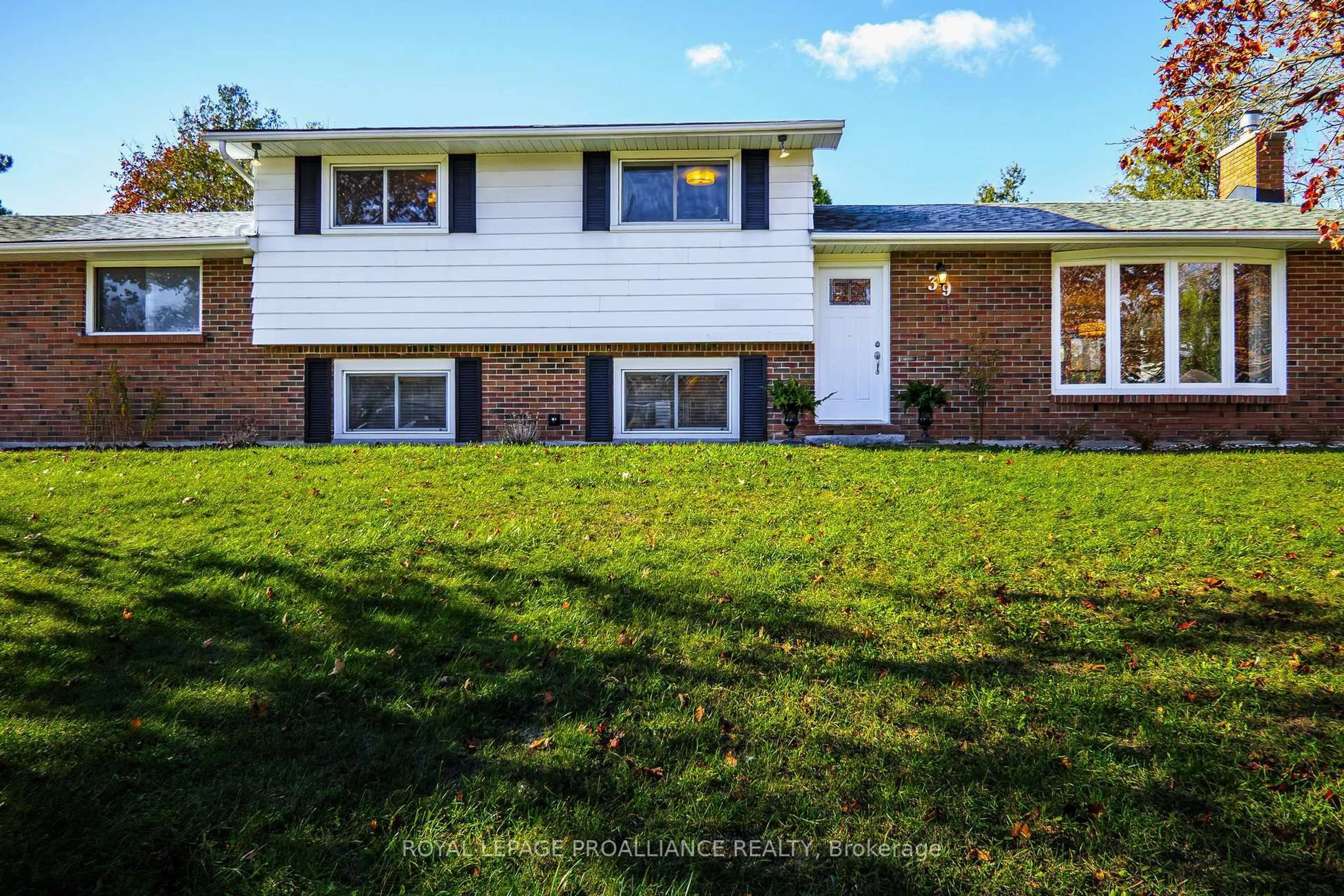 Home with vinyl exterior material, unknown for 39 Parkview Hts, Quinte West Ontario K8V 5M1