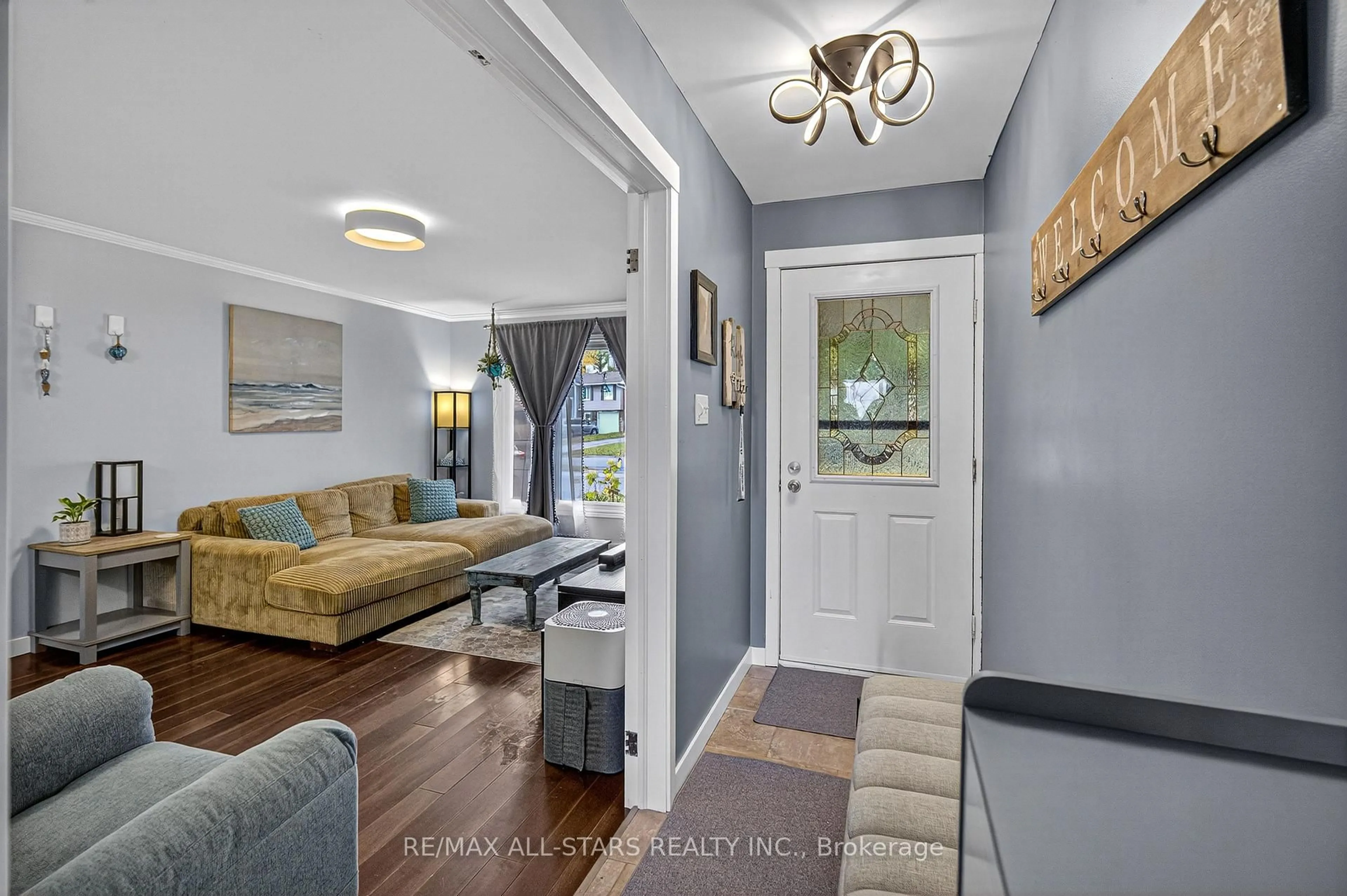 Indoor entryway for 1565 Cherryhill Rd, Peterborough Ontario K9K 1A7