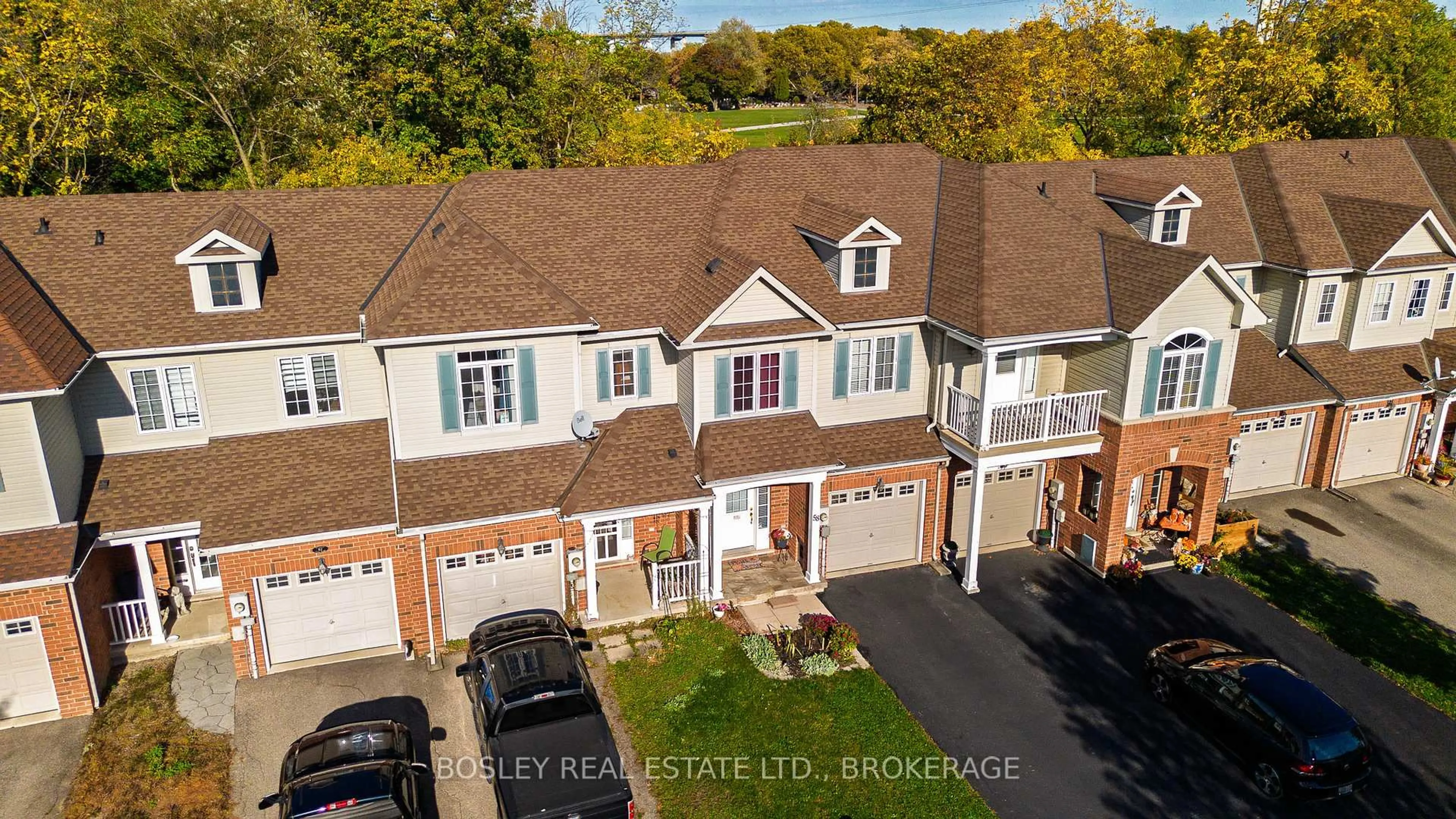 A pic from outside/outdoor area/front of a property/back of a property/a pic from drone, street for 58 CHLOE St, St. Catharines Ontario L2P 0A5