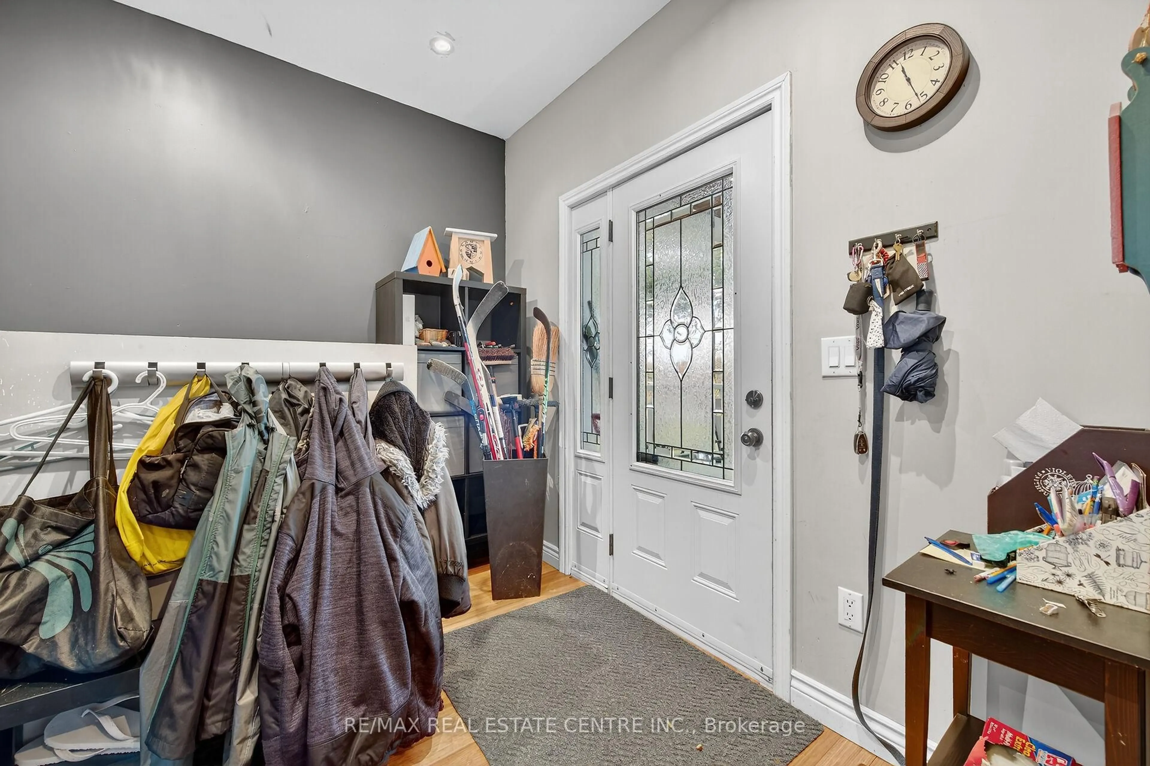 Indoor entryway for 1413 Edgewood Rd, Hamilton Ontario L8N 2Z7
