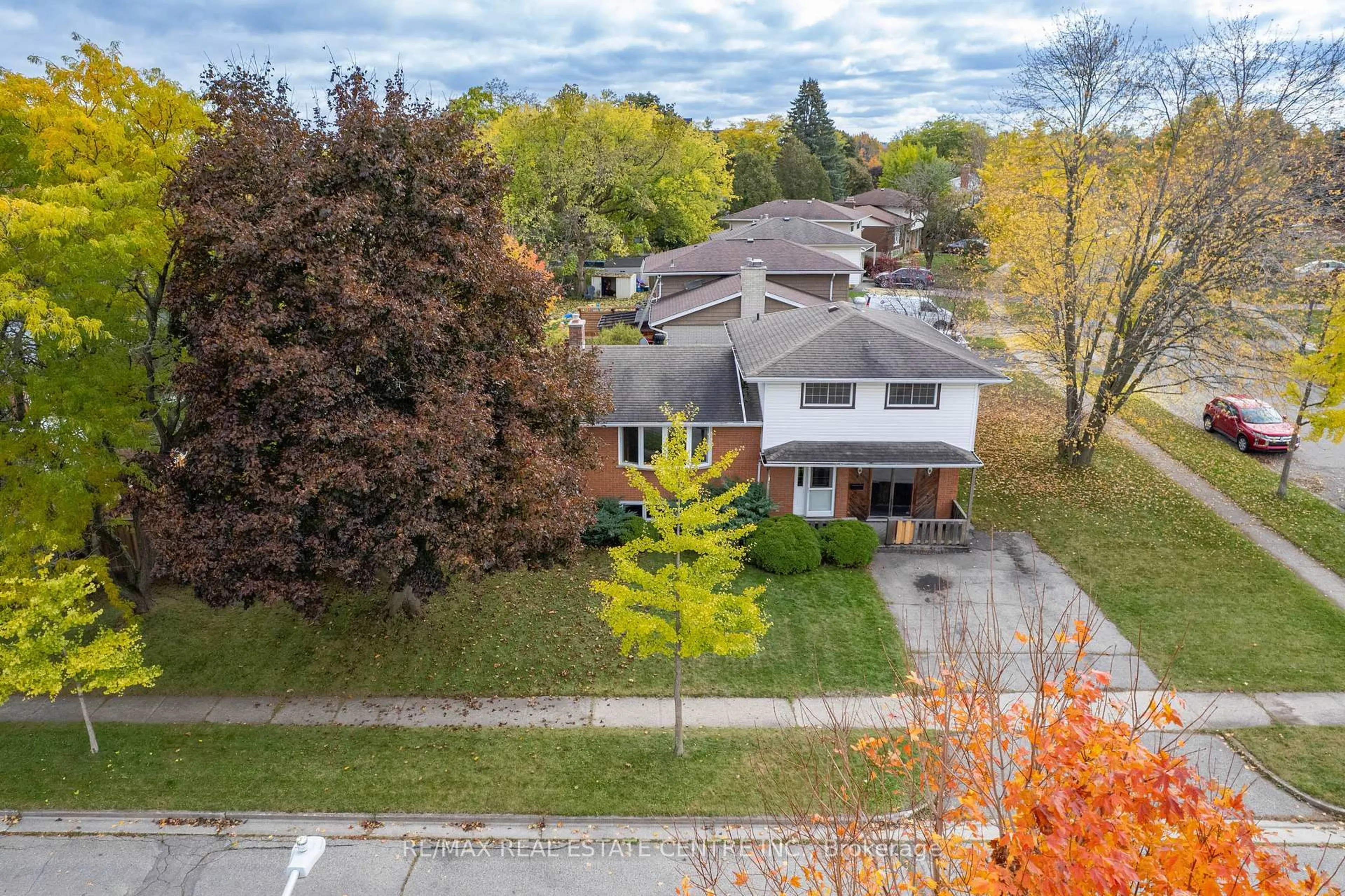 A pic from outside/outdoor area/front of a property/back of a property/a pic from drone, street for 18 Kingston Cres, Kitchener Ontario N2B 2T7