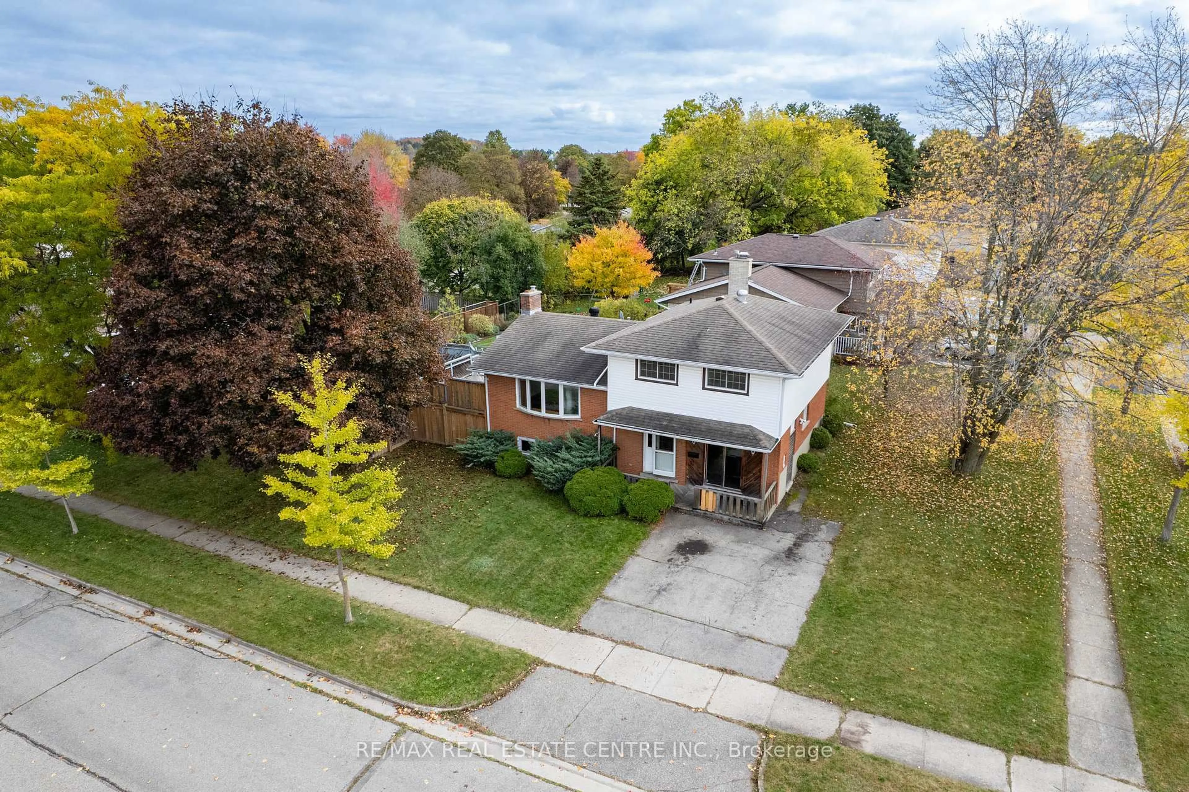 A pic from outside/outdoor area/front of a property/back of a property/a pic from drone, street for 18 Kingston Cres, Kitchener Ontario N2B 2T7