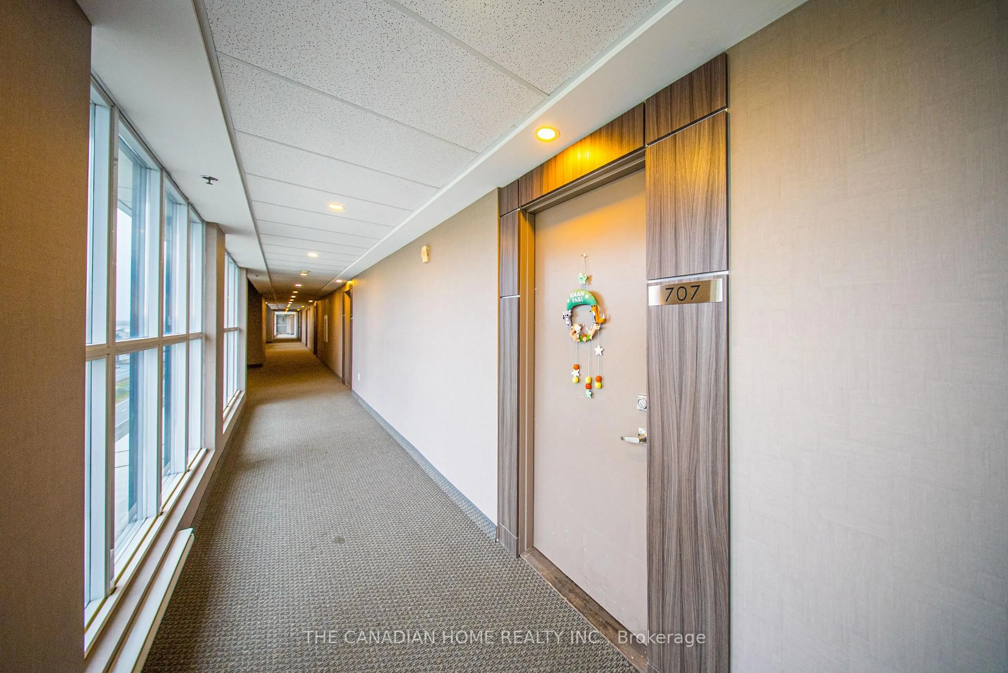 Indoor foyer for 560 North Service Rd #707, Grimsby Ontario L3M 0G1
