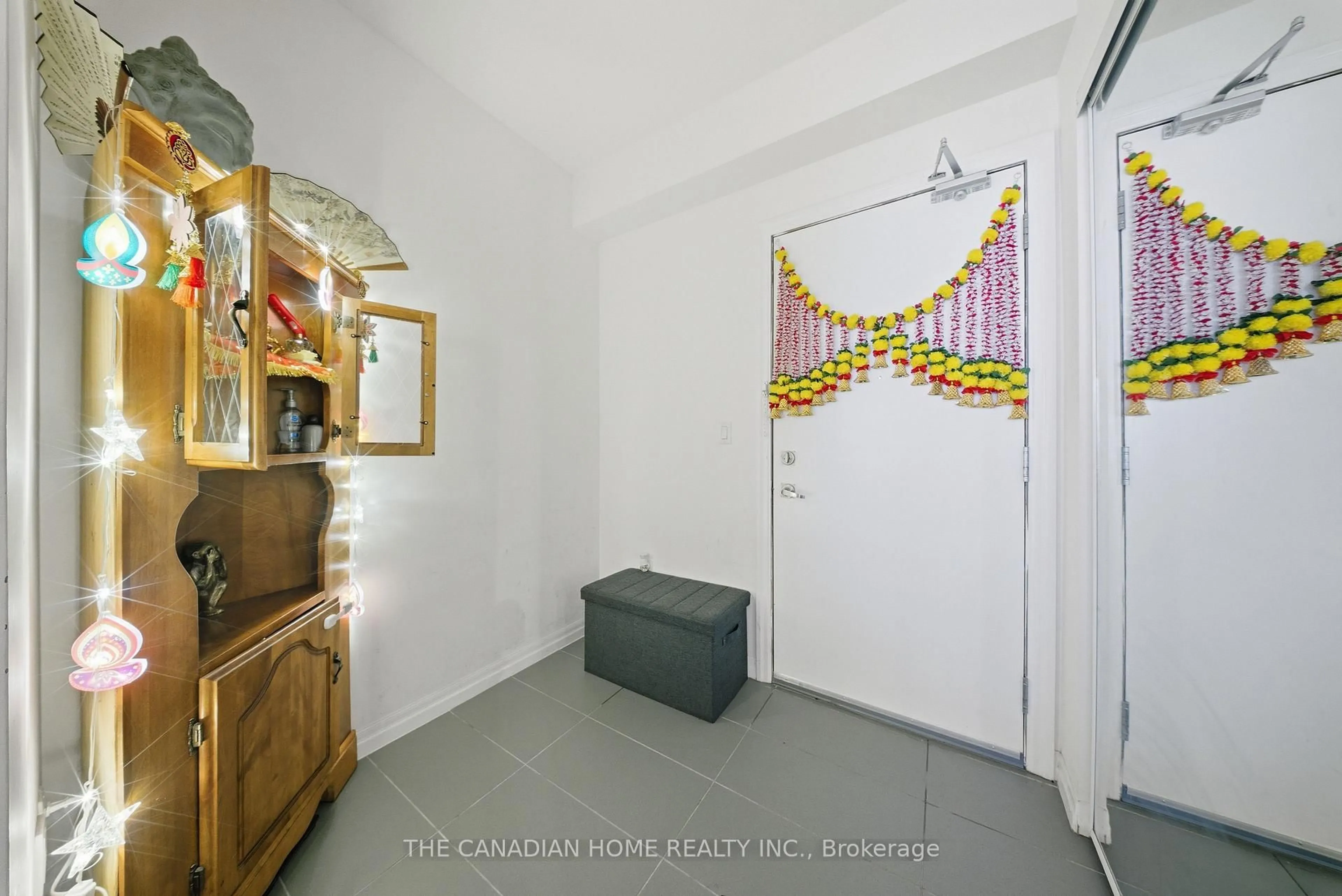 Indoor entryway for 560 North Service Rd #707, Grimsby Ontario L3M 0G1