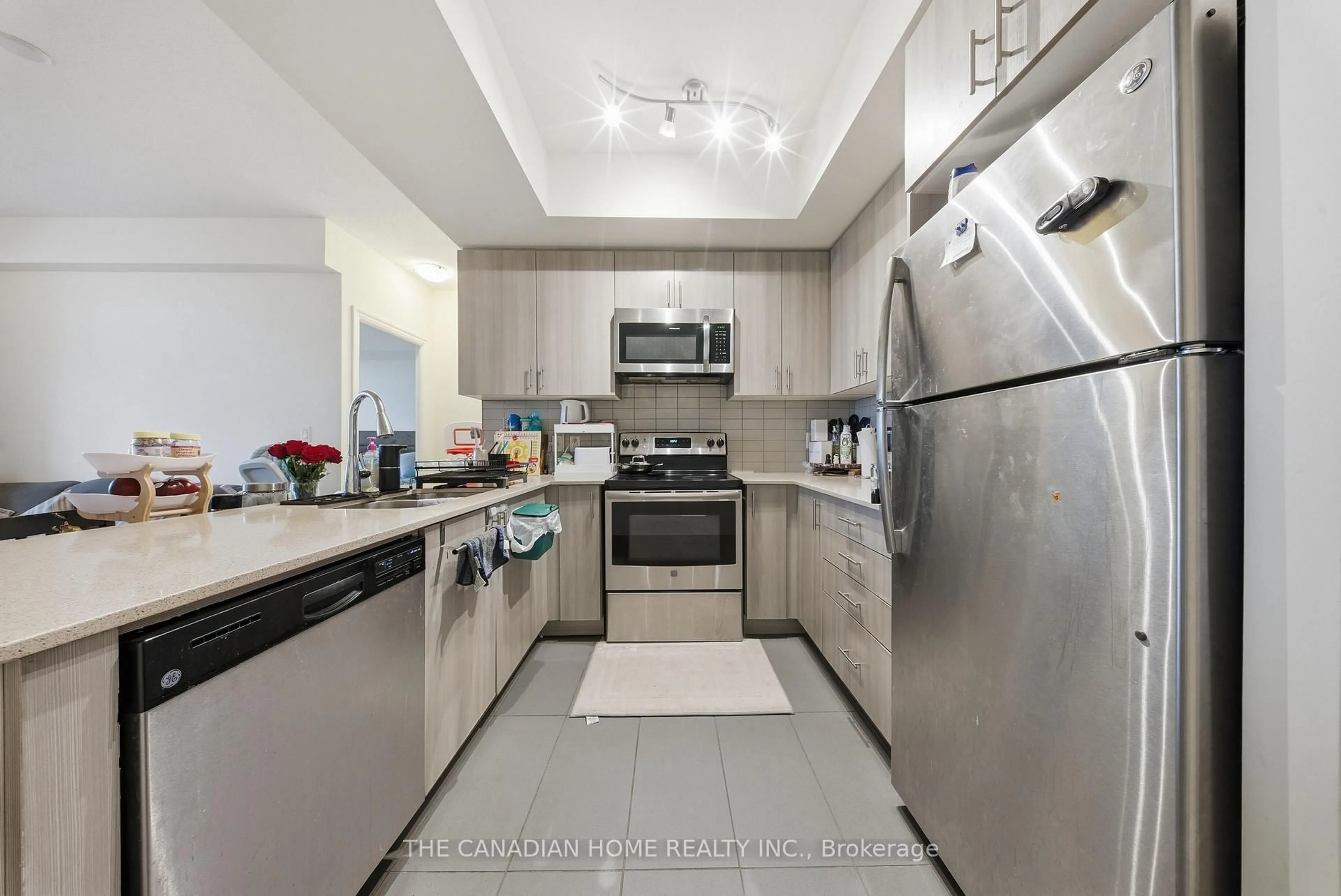 Standard kitchen, ceramic/tile floor for 560 North Service Rd #707, Grimsby Ontario L3M 0G1