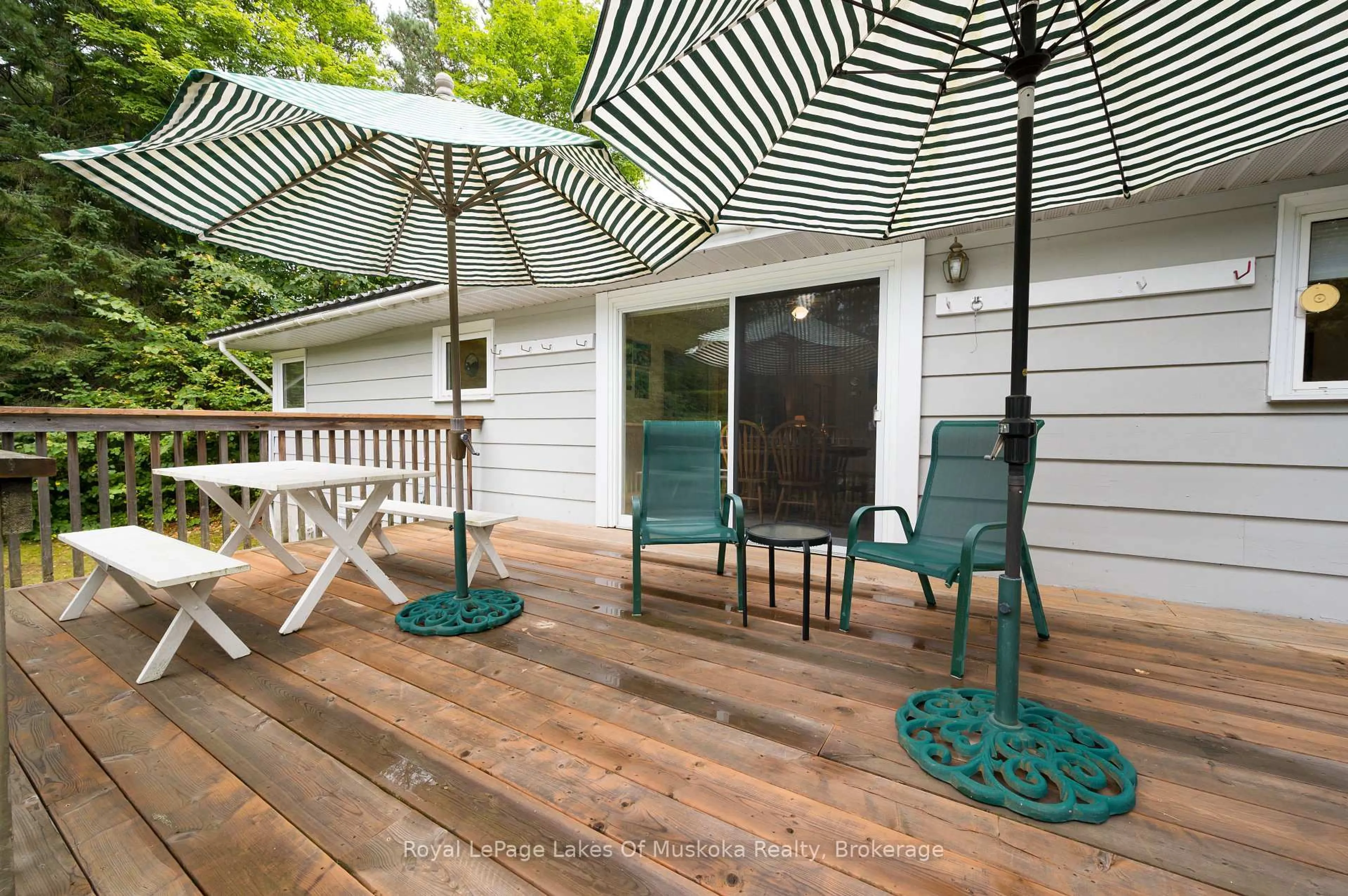 Patio, water/lake/river/ocean view for 574 Ravenscliffe Rd, Huntsville Ontario P1H 1N5