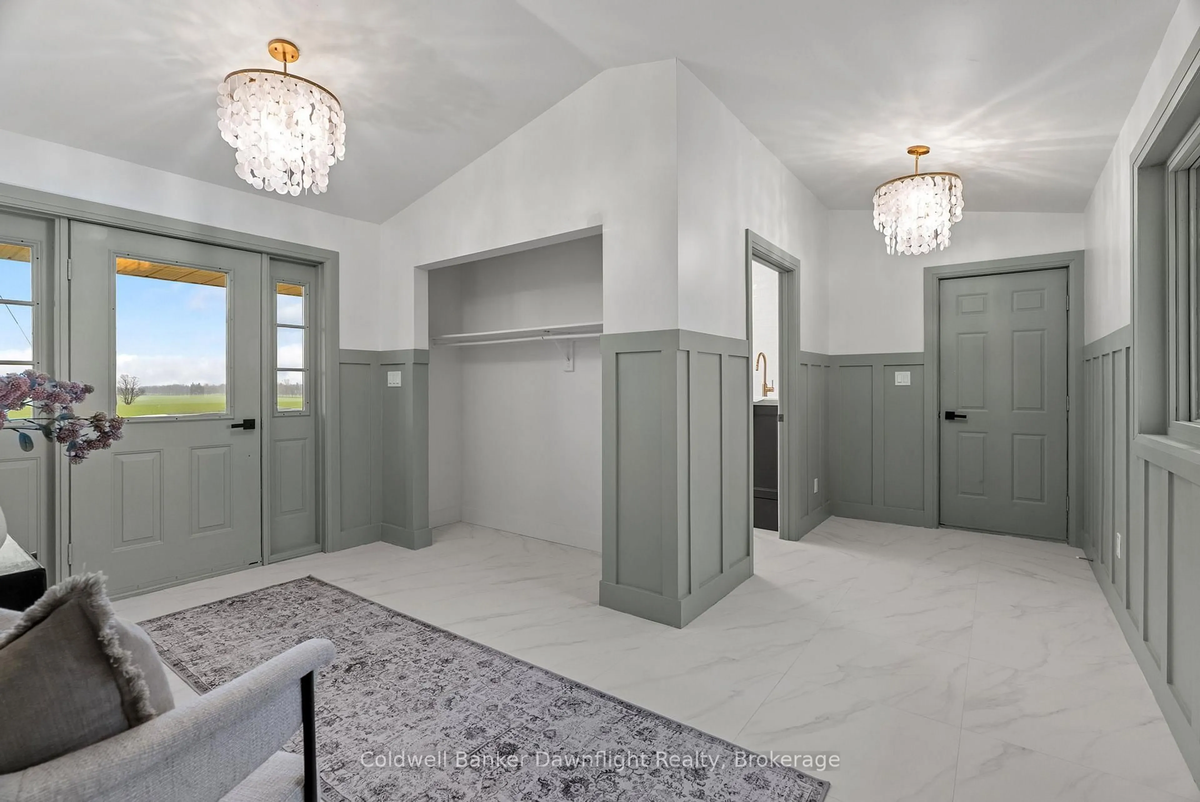 Indoor entryway for 84094 London Rd, Morris Turnberry Ontario N0M 1H0