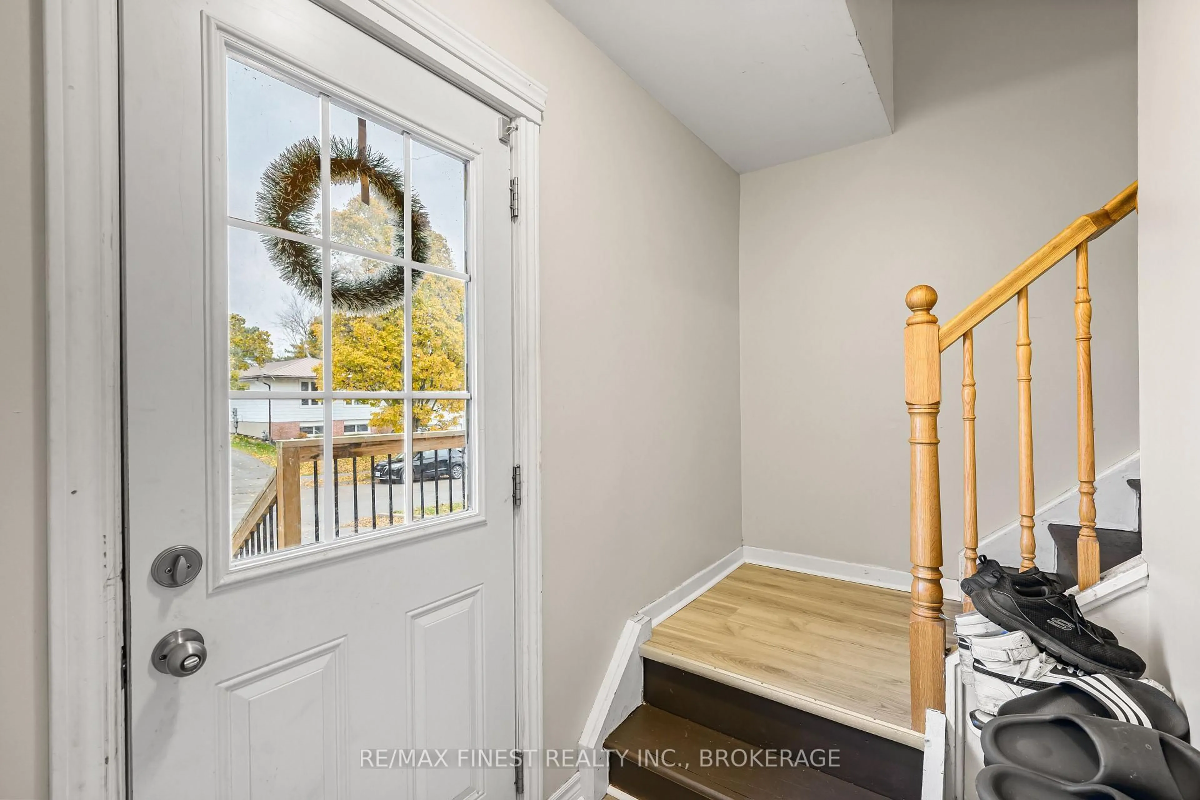 Indoor entryway for 136 CALDERWOOD Dr, Kingston Ontario K7M 6M3