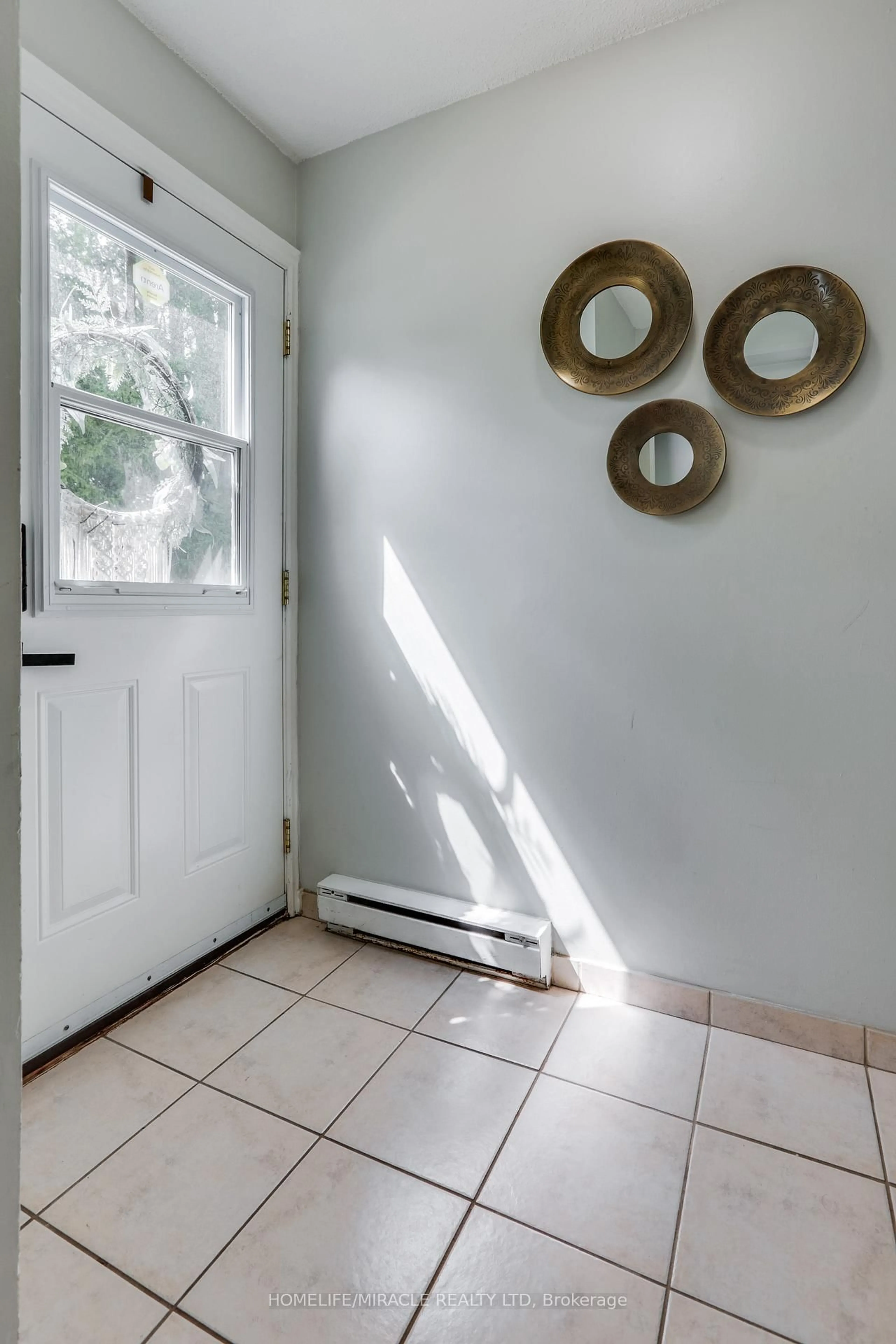 Indoor entryway for 271 Thames St #19, Ingersoll Ontario N5C 3T6