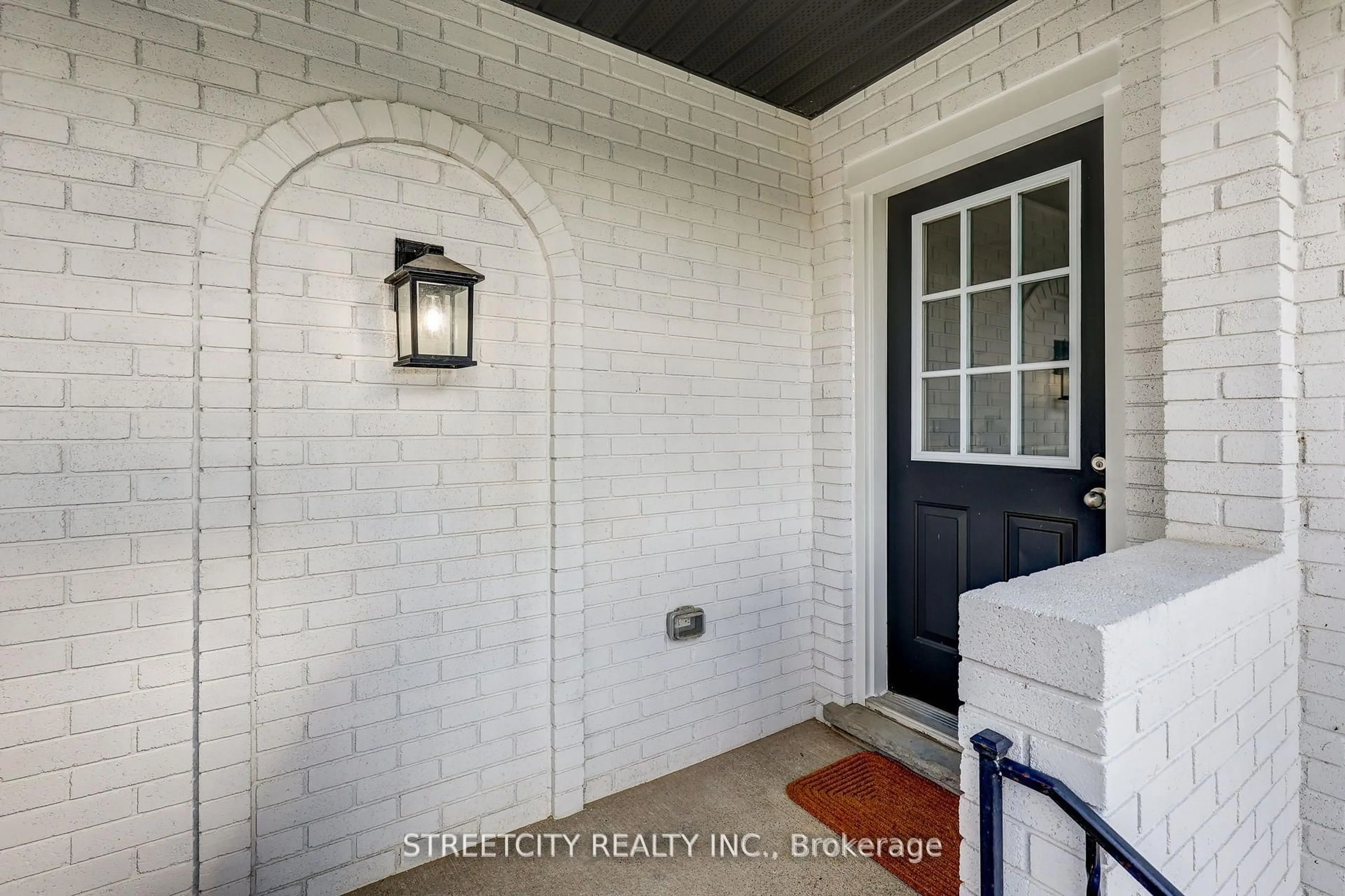 Indoor entryway for 58 Manor Rd, St. Thomas Ontario N5R 5N7