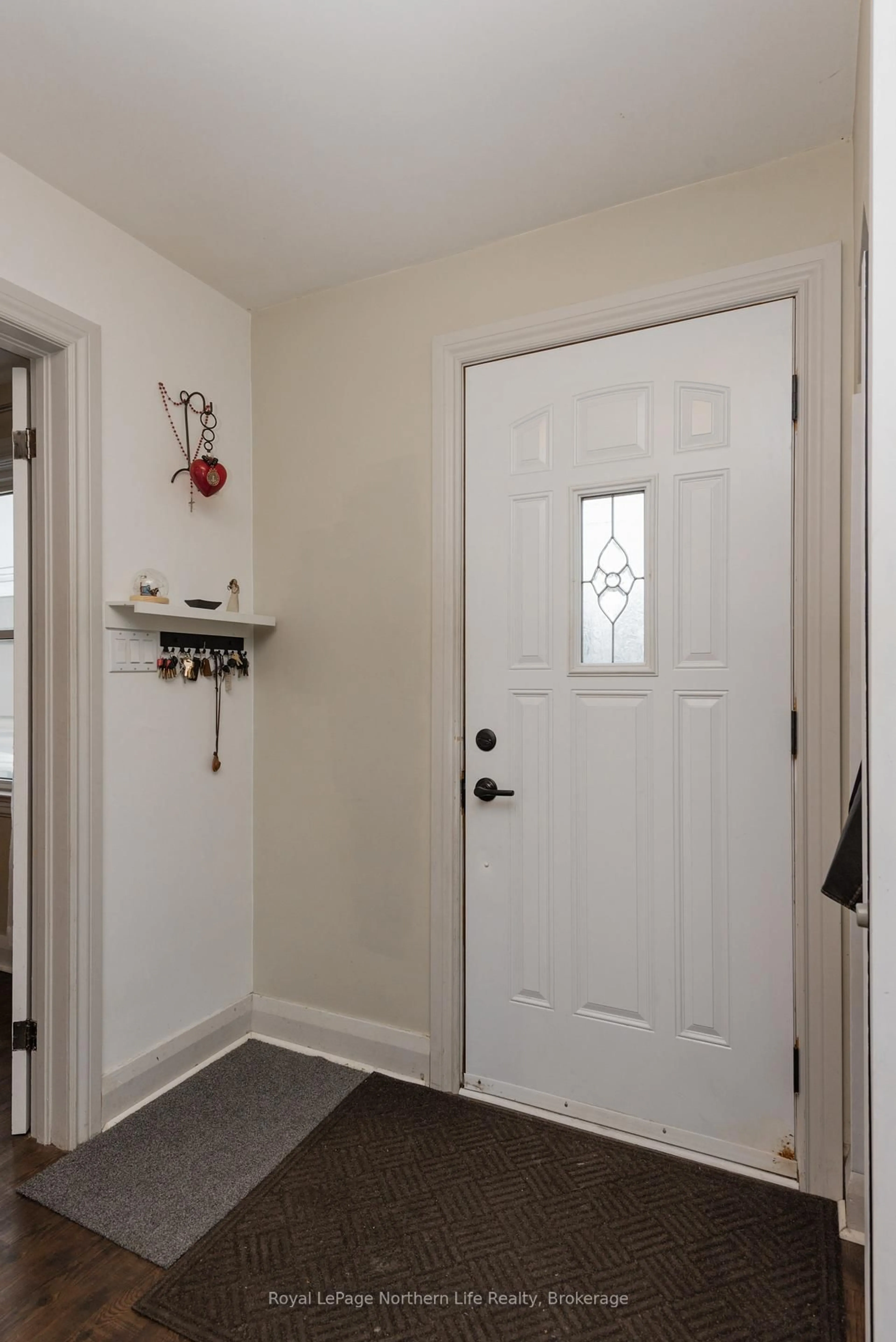 Indoor entryway for 680 Main St, North Bay Ontario P1B 2V5