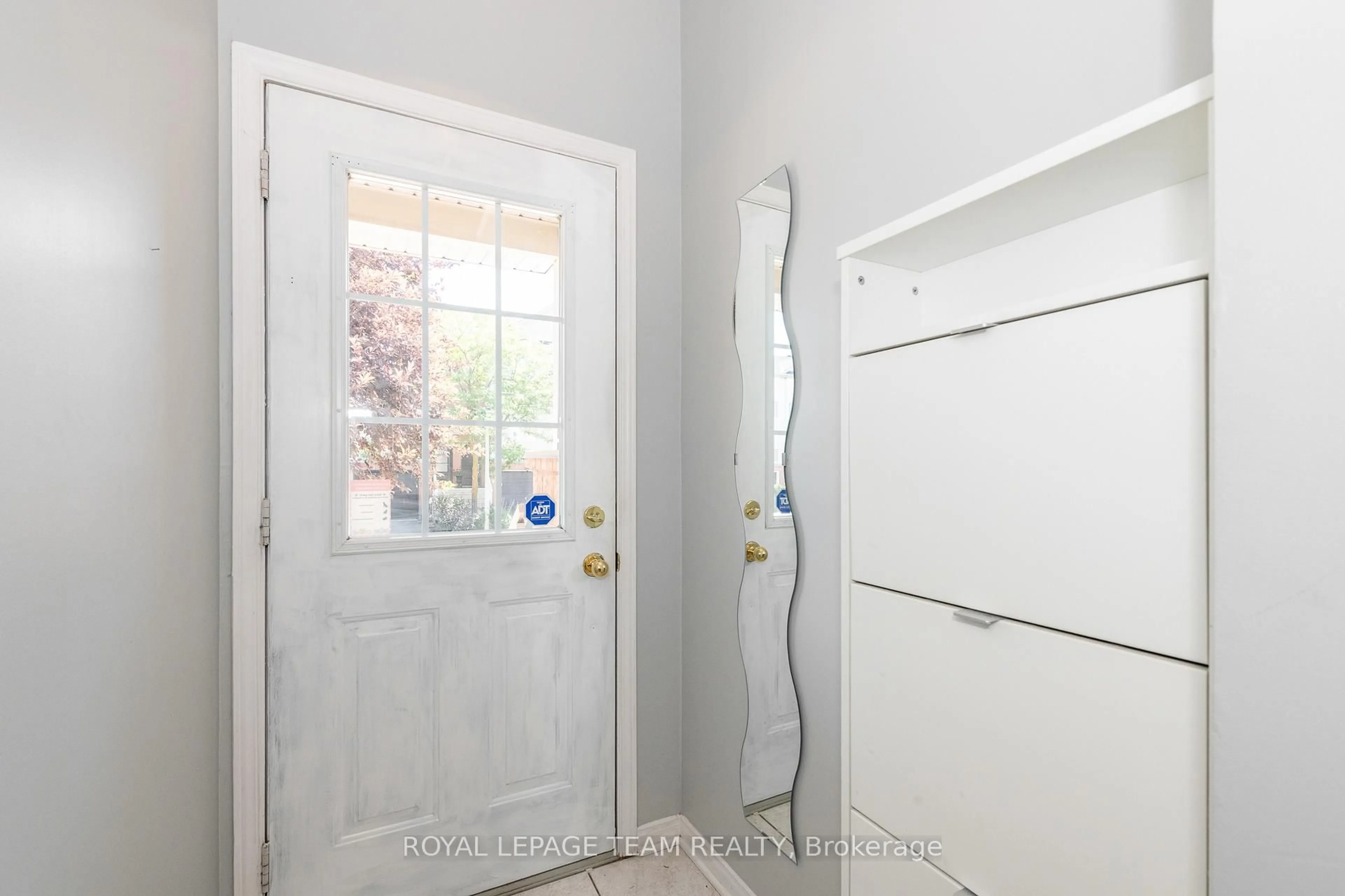 Indoor entryway for 40 Manhattan Cres, Ottawa Ontario K2C 4B5