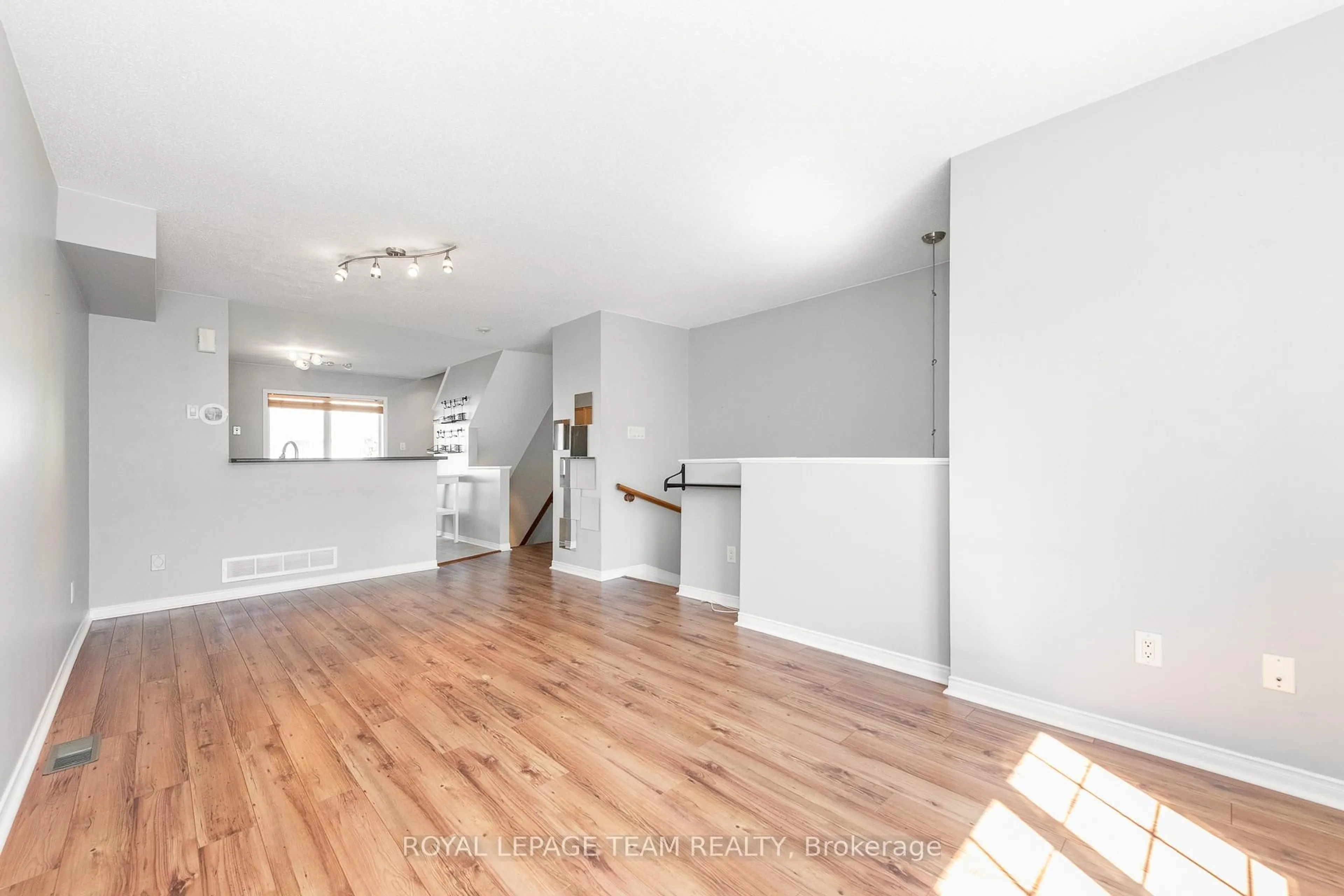 Unknown for 40 Manhattan Cres, Ottawa Ontario K2C 4B5