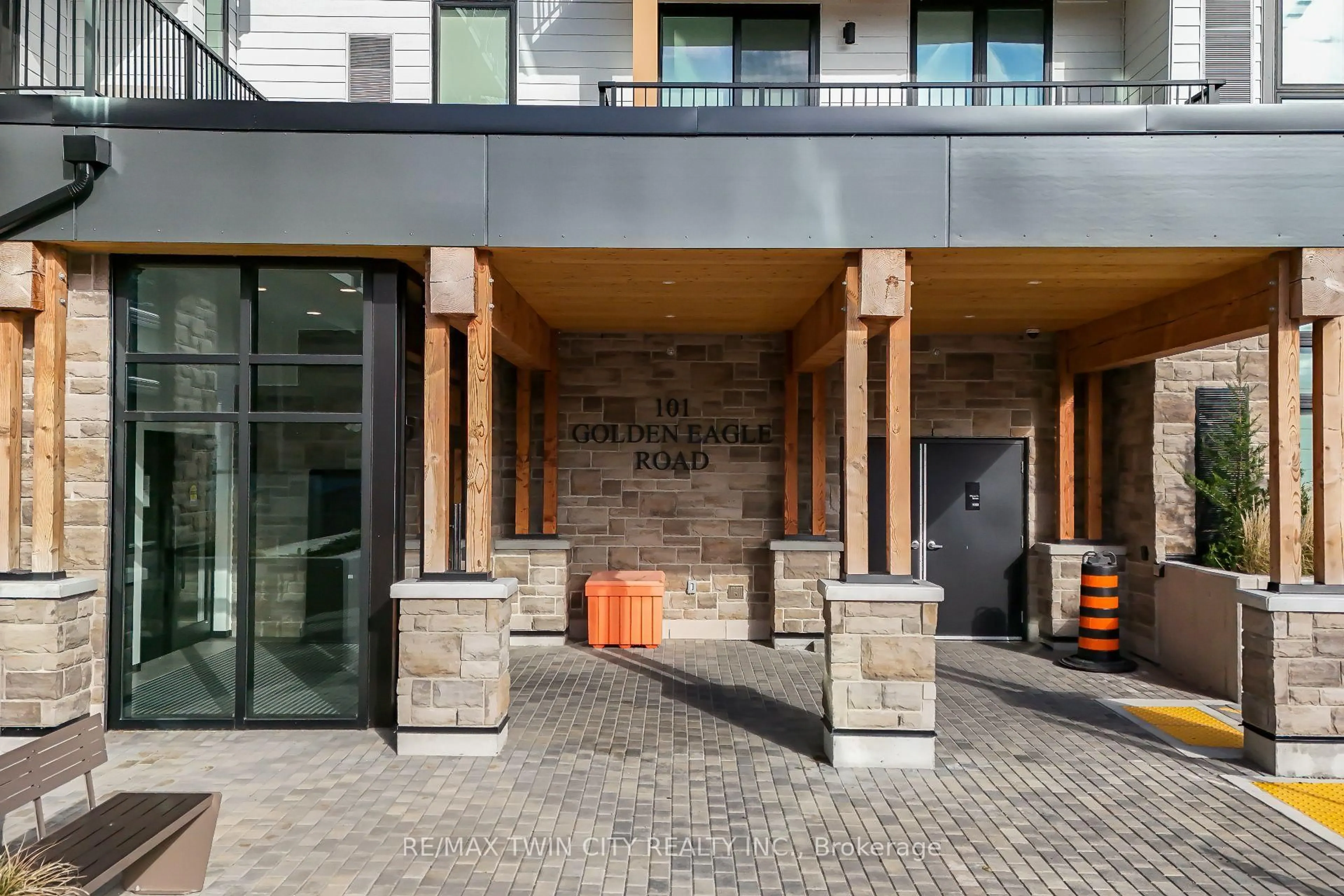 Indoor foyer for 101 Golden Eagle Rd #404, Waterloo Ontario N2V 1C3